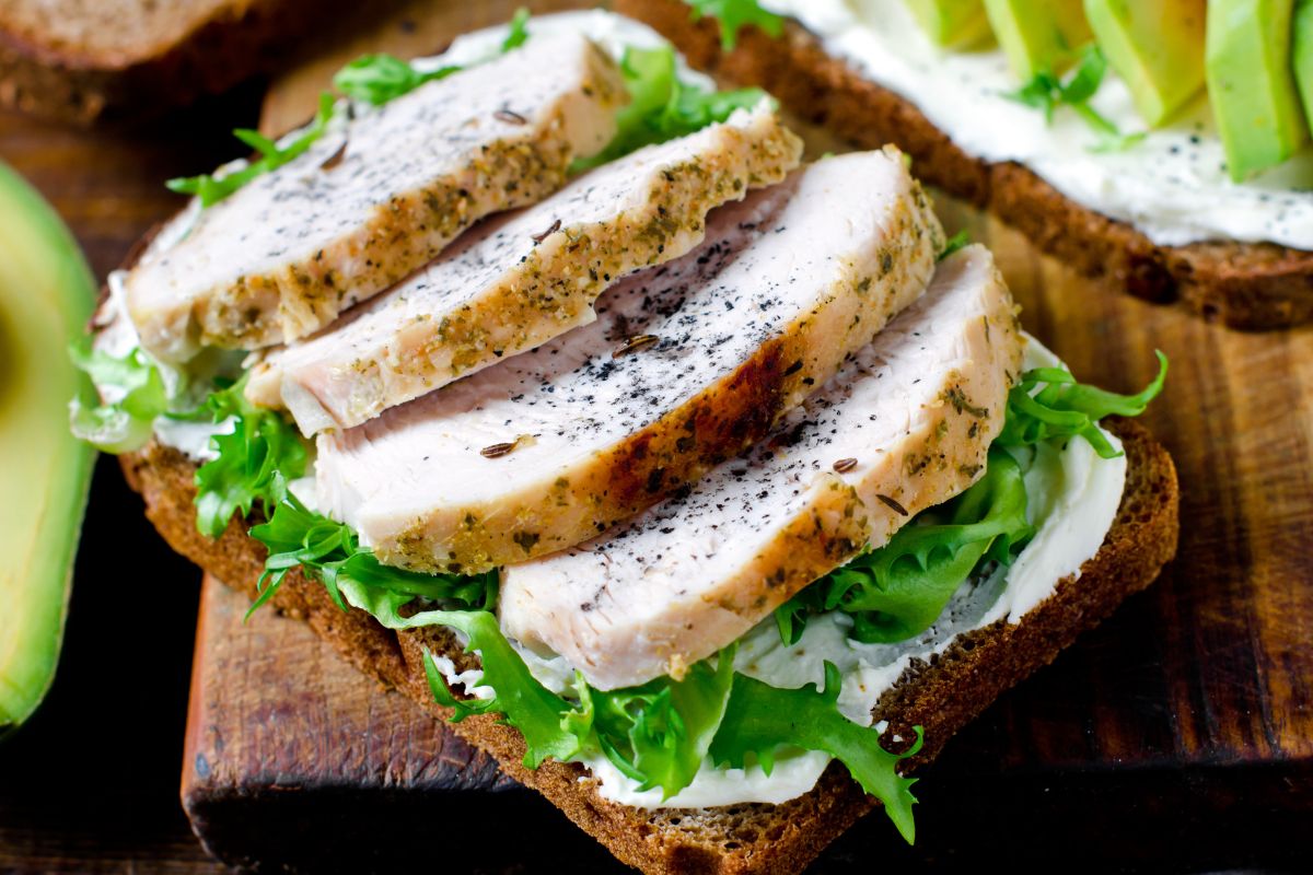 Domowa wędlina z kurczaka. Szybka, o połowę tańsza niż ze sklepu i nie boję się podać jej dzieciom