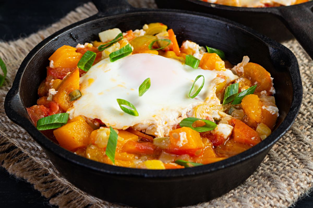 To śniadanie to zastrzyk stabilnej energii. Z sezonowym warzywem smakuje jeszcze lepiej