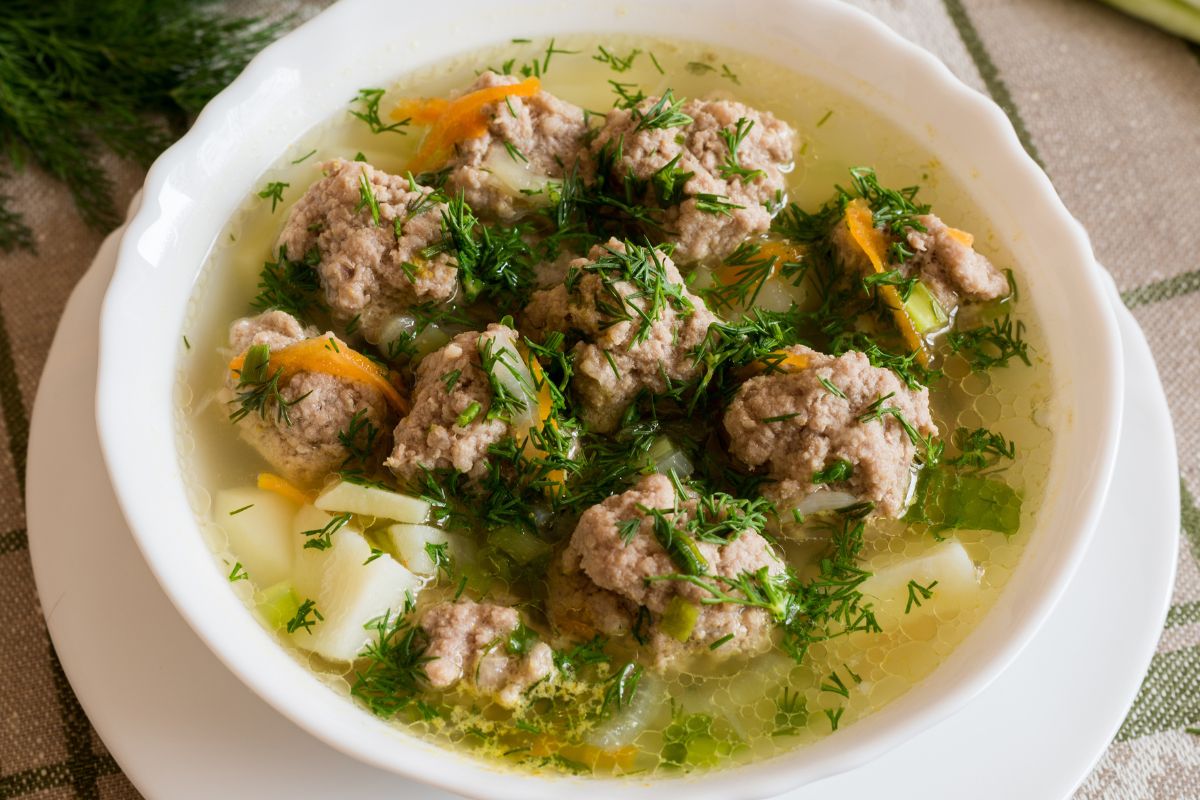 Lżejsza niż rosół, pyszniejsza od szczawiowej. Wiosną nie ma sobie równych