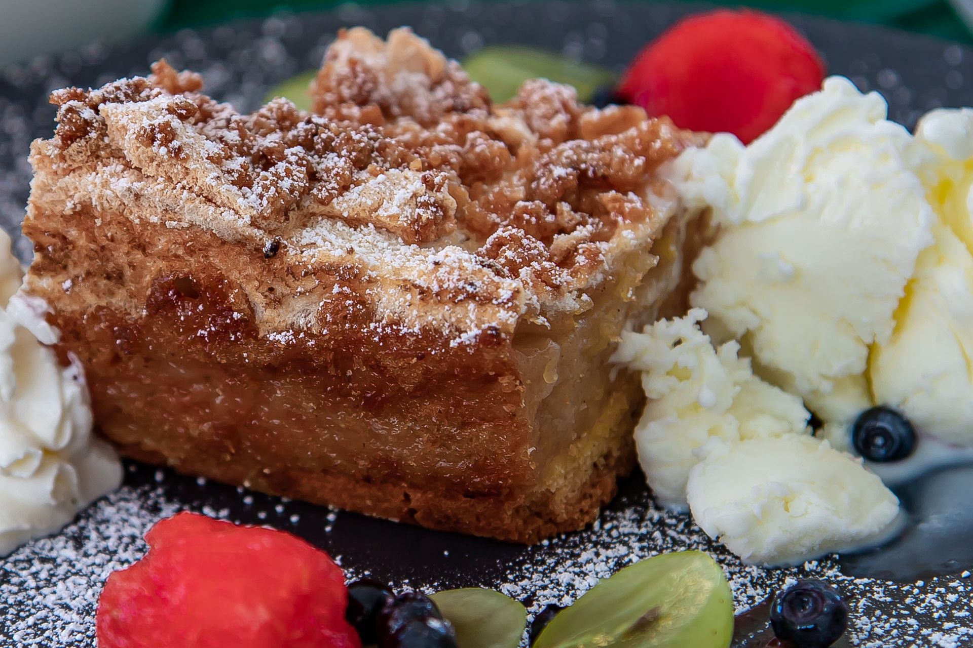 Ta szarlotka pachnie jak pełnia świąt. Goście pokłócą się o ostatni kawałek bardziej niż o politykę