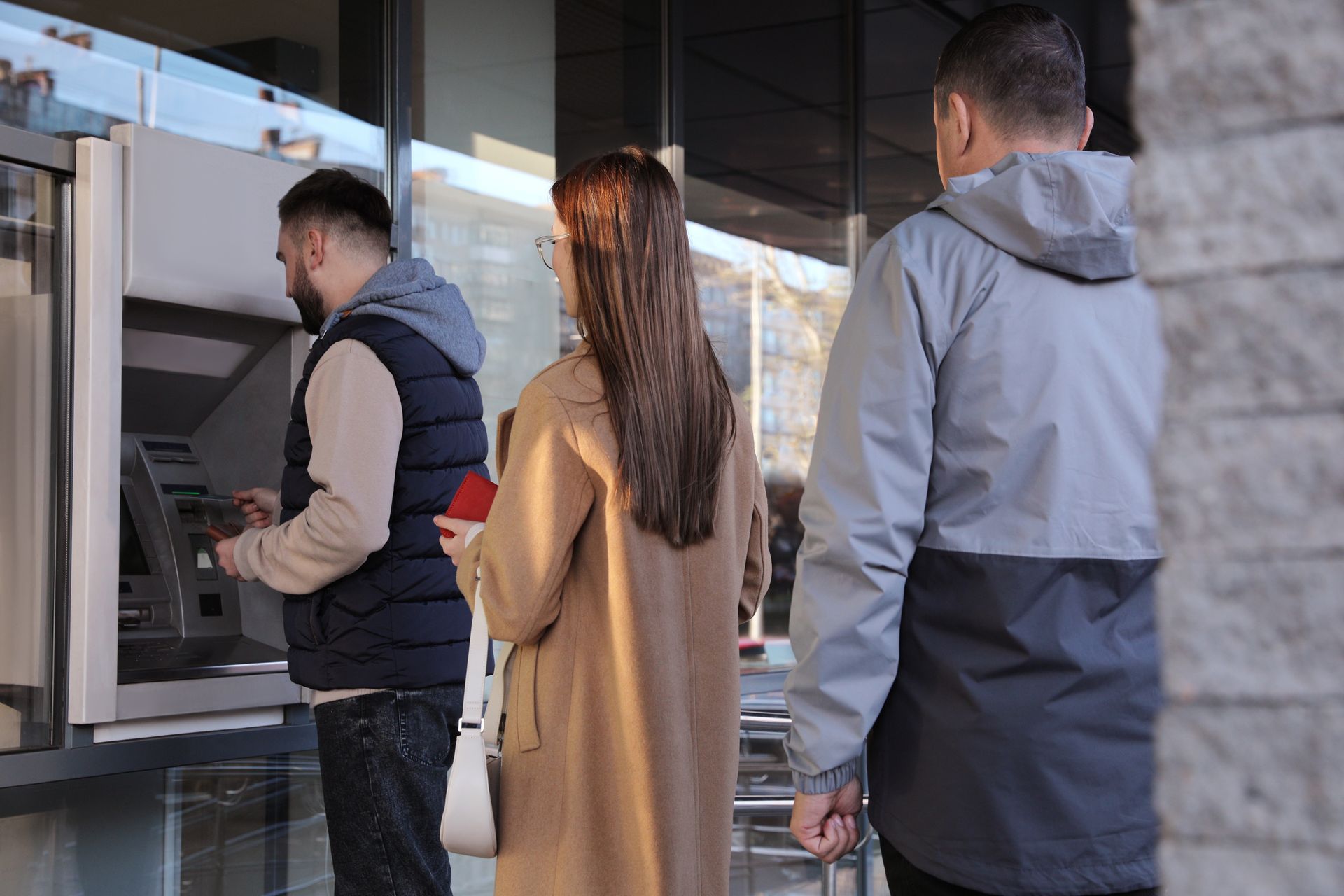 Polacy zabierają gotówkę z banków. Eksperci podali powody