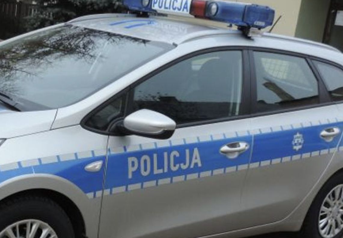 Atak praskiej radnej. Z łańcuchem ruszyła na samochód i jego właścicieli