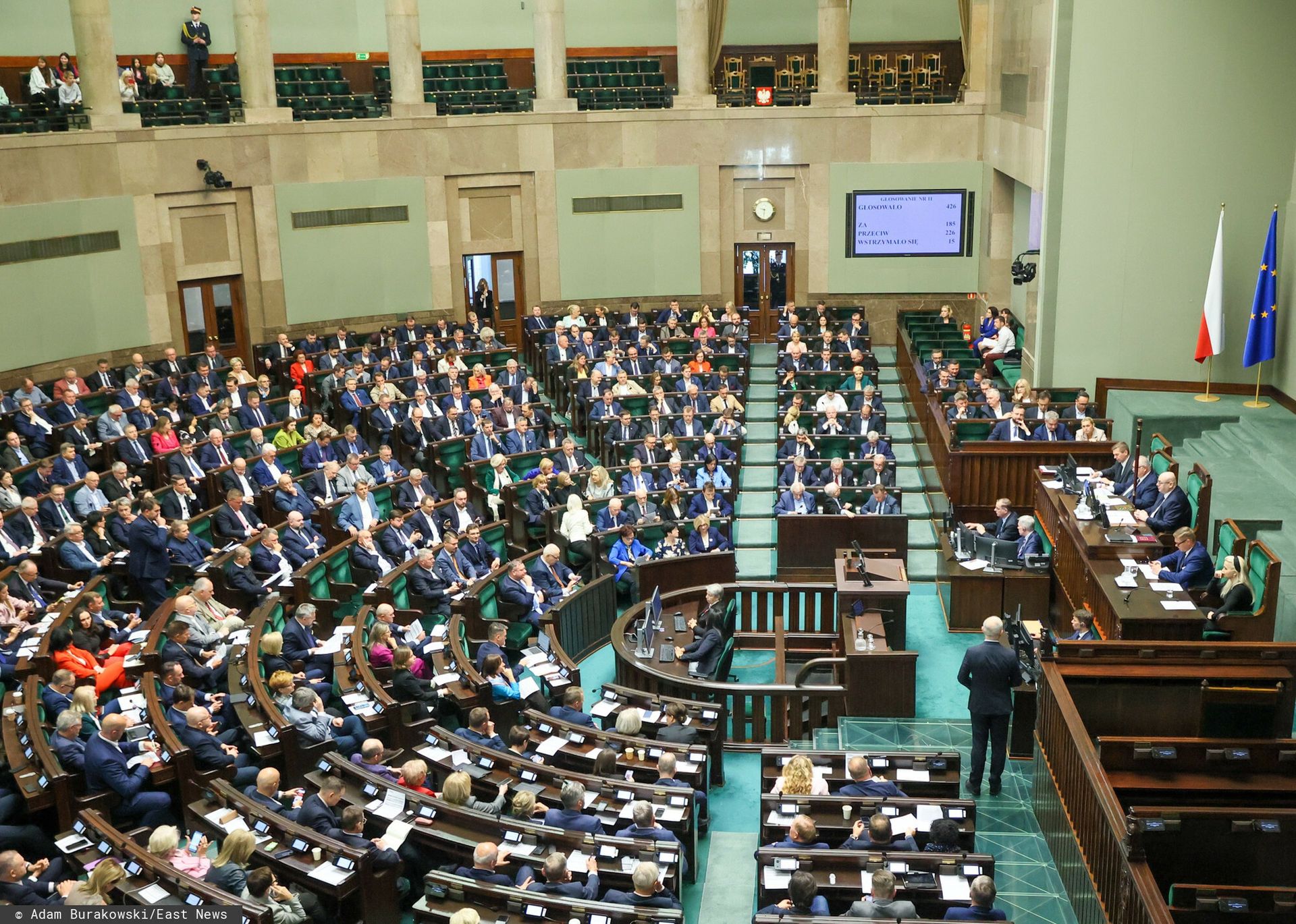 Zaczął mówić po niemiecku. Wyłączyli mikrofon posłowi PiS