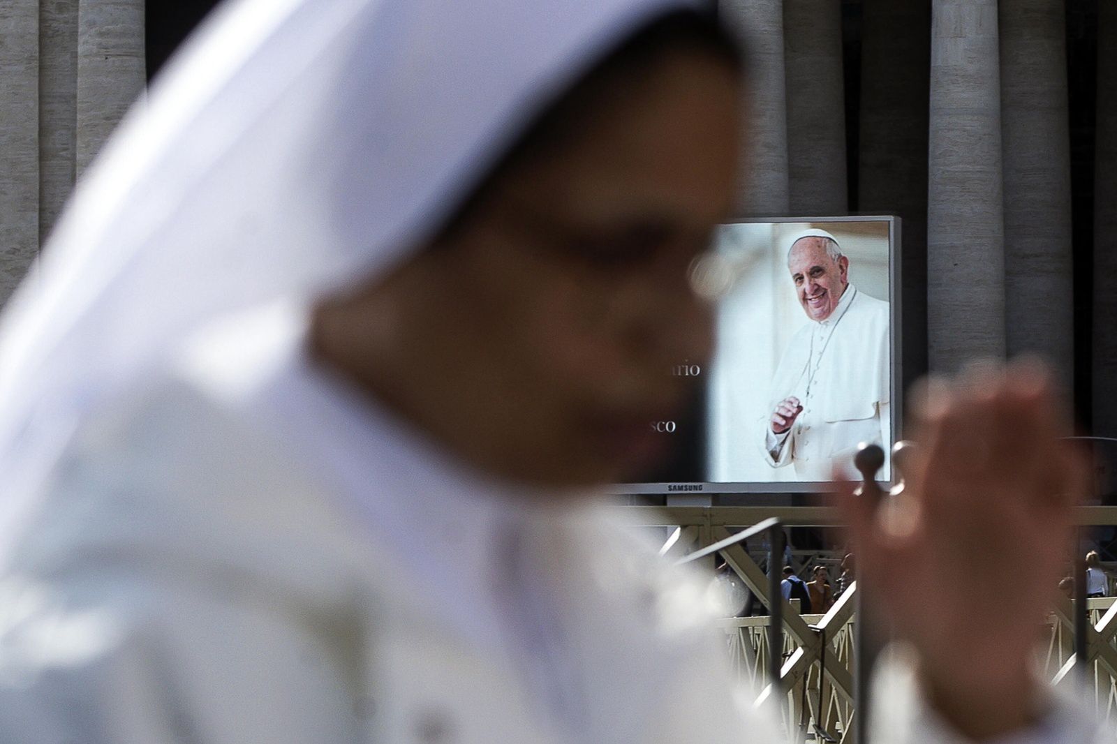 Tłumy w Watykanie. Franciszek uśmiecha się z telebimów