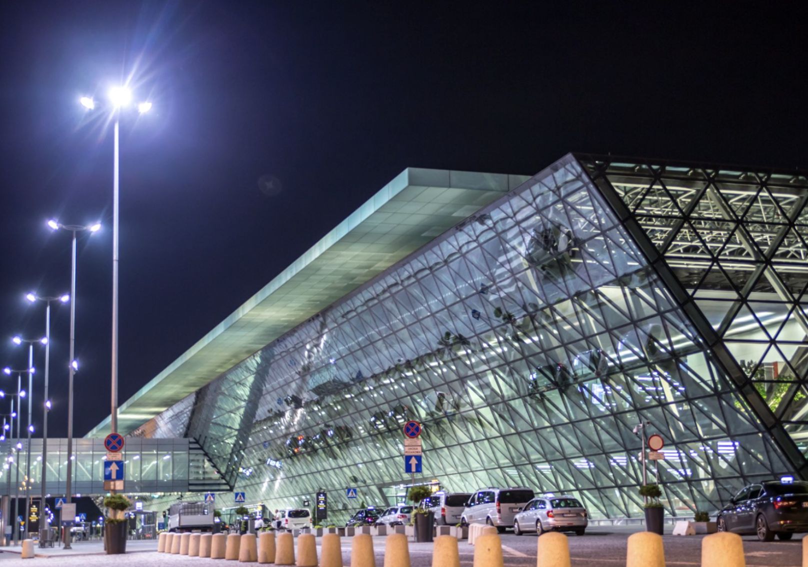 Mgła na krakowskim lotnisku. Duże utrudnienia dla pasażerów