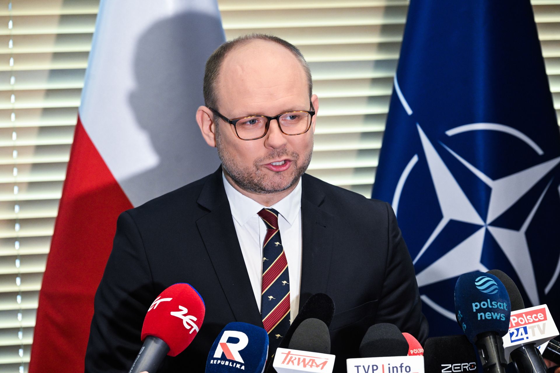 Przydacz tuż przed wylotem Nawrockiego. Uderzył w Sikorskiego