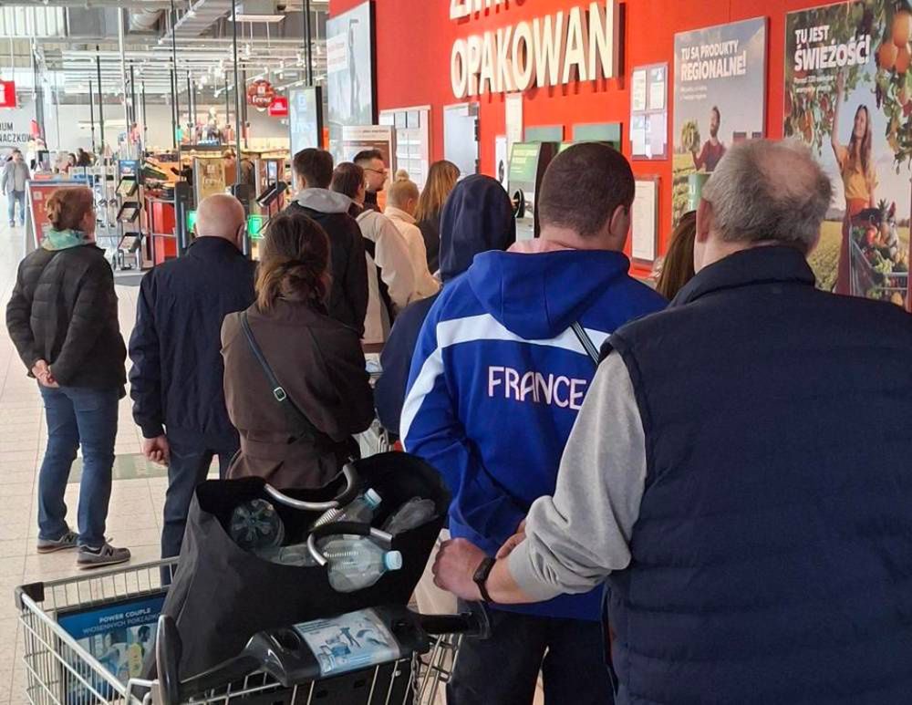 Kolejka ludzi z butelkami do zwrotu. "Co chwila maszyna się zacina"