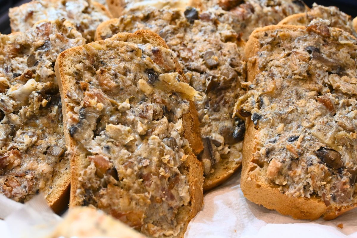 Dorzucam do babcinego smarowidła. Podkręcają smak lepiej niż skwarki