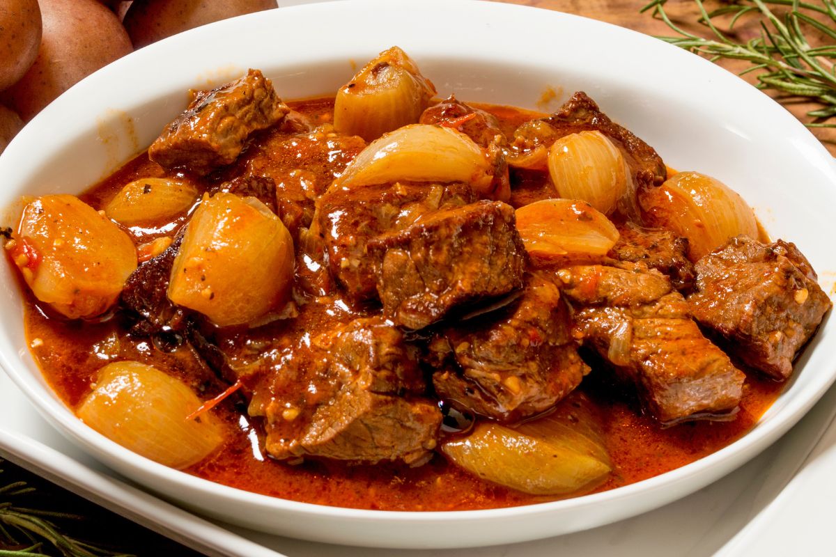 Ułóż w garnku wszystkie składniki i gotuj. Mięso będzie idealnie miękkie i rozpadnie się pod widelcem