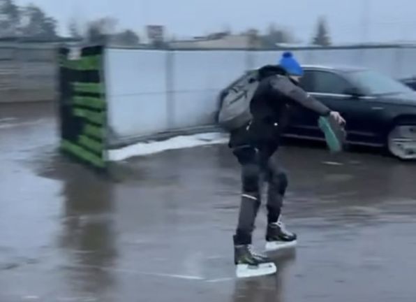 Zimowe wyzwania na chodnikach. Piesi radzą sobie, jak mogą