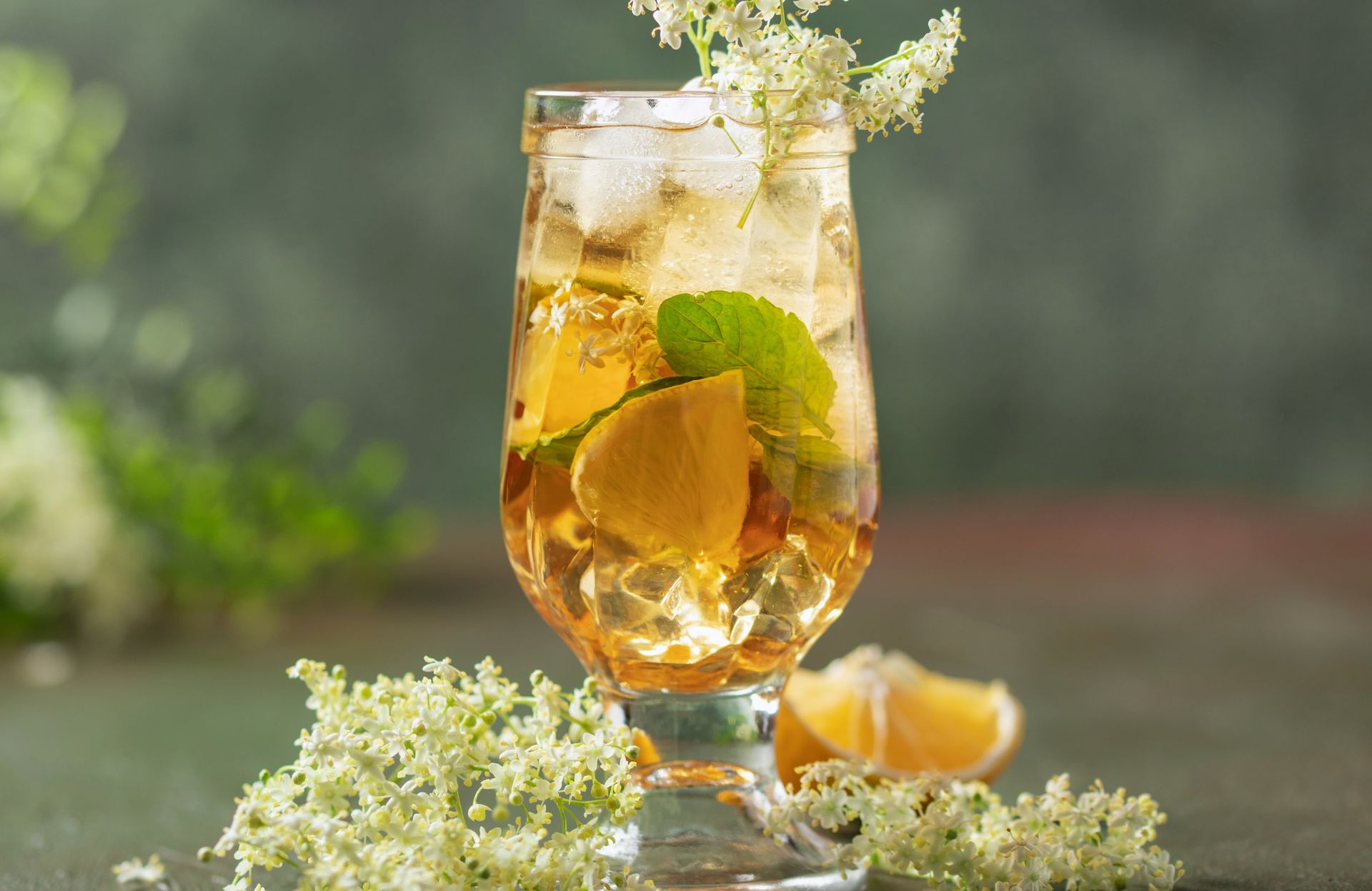 Najmodniejszy drink na długi weekend? Hugo spritz zachwyca świeżością i lekkością