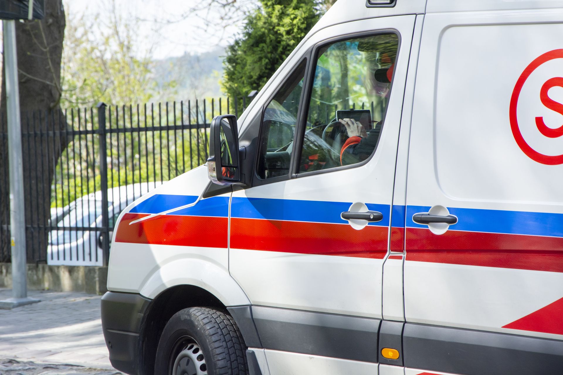 Pijany wiózł pacjenta karetką do szpitala. Skandal w Wielkopolsce