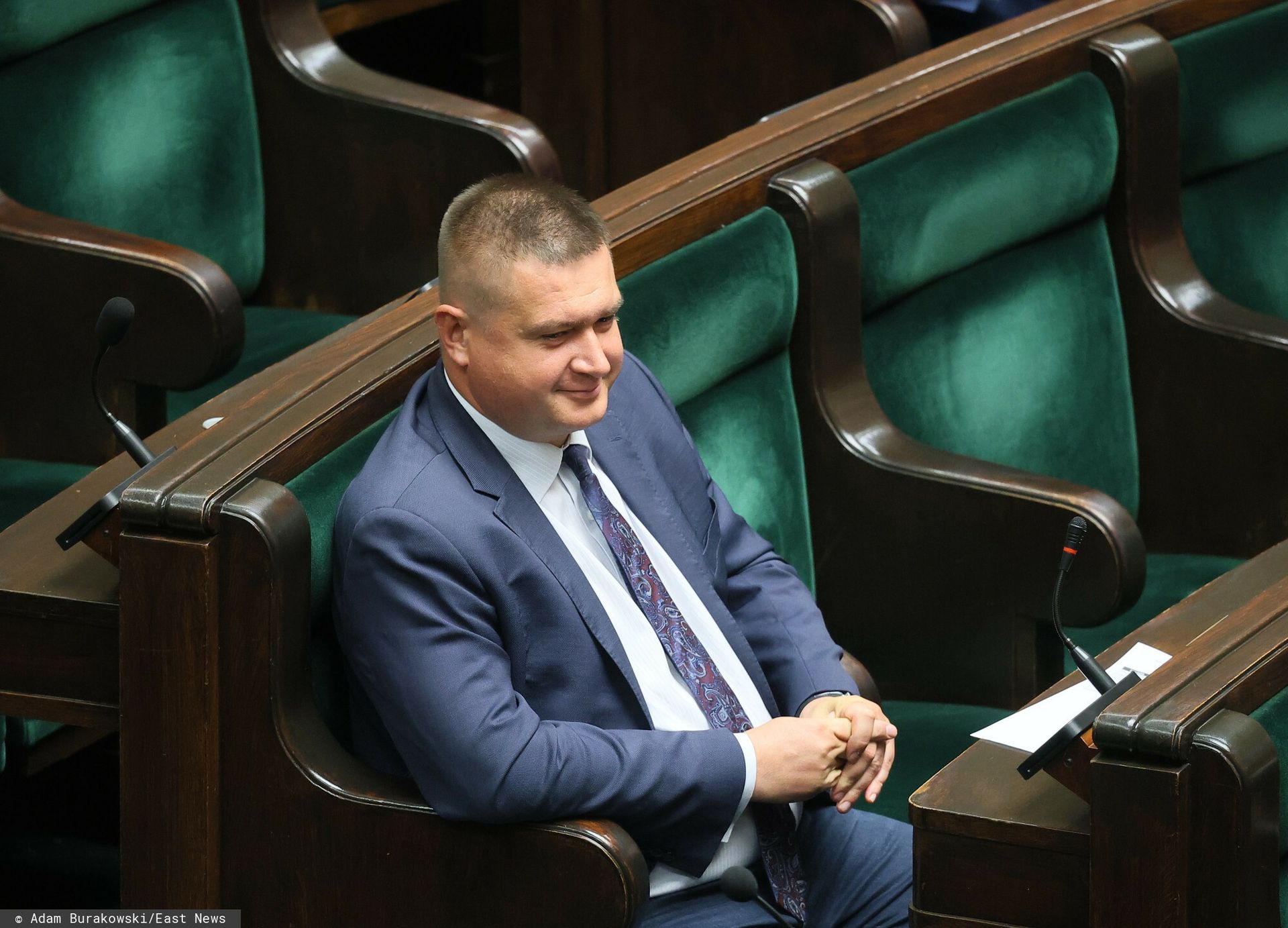Media: Pijany poseł PiS wyniesiony z samolotu. Tak się tłumaczy