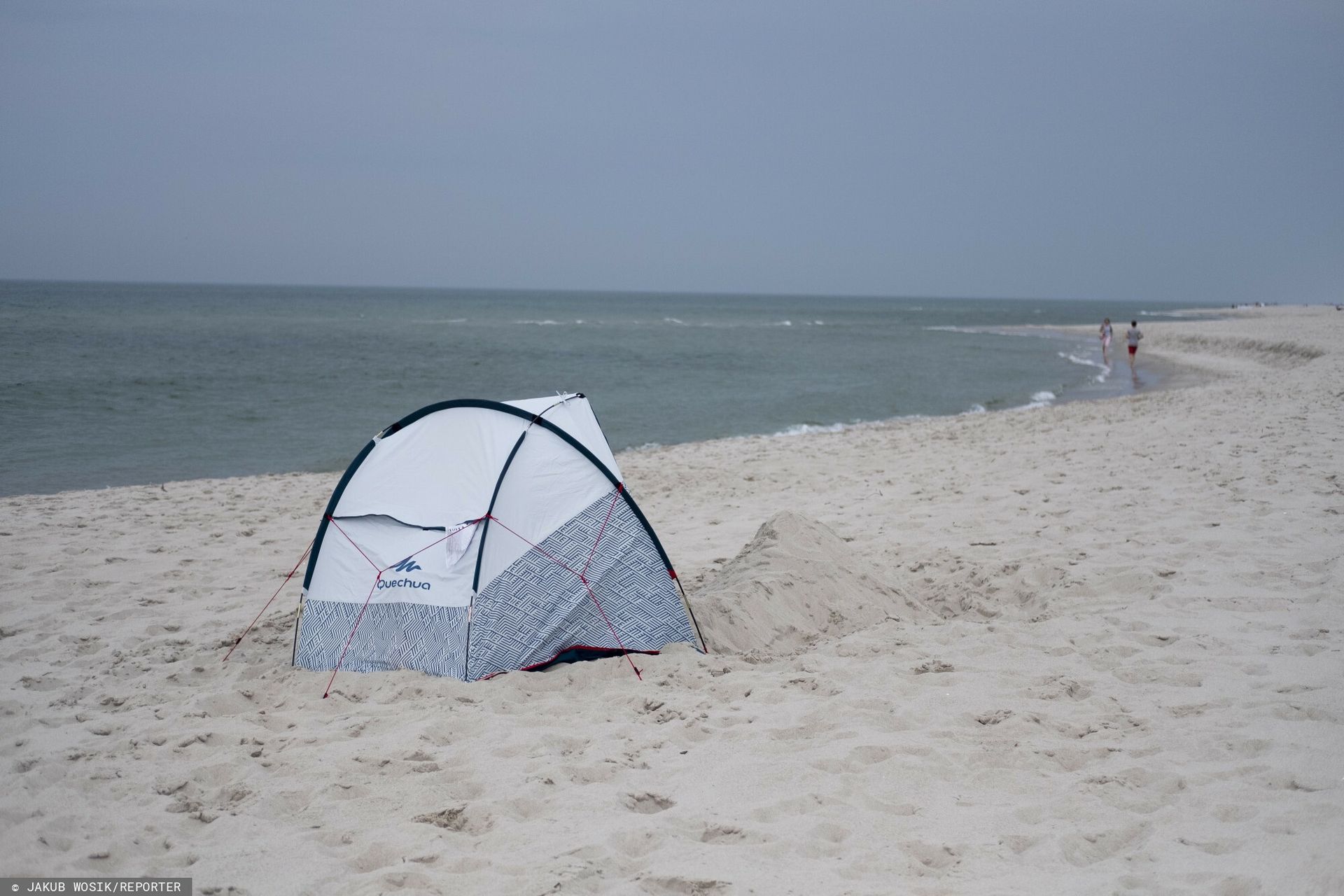 Ciało w namiocie na plaży. Akcja policji w Gdyni