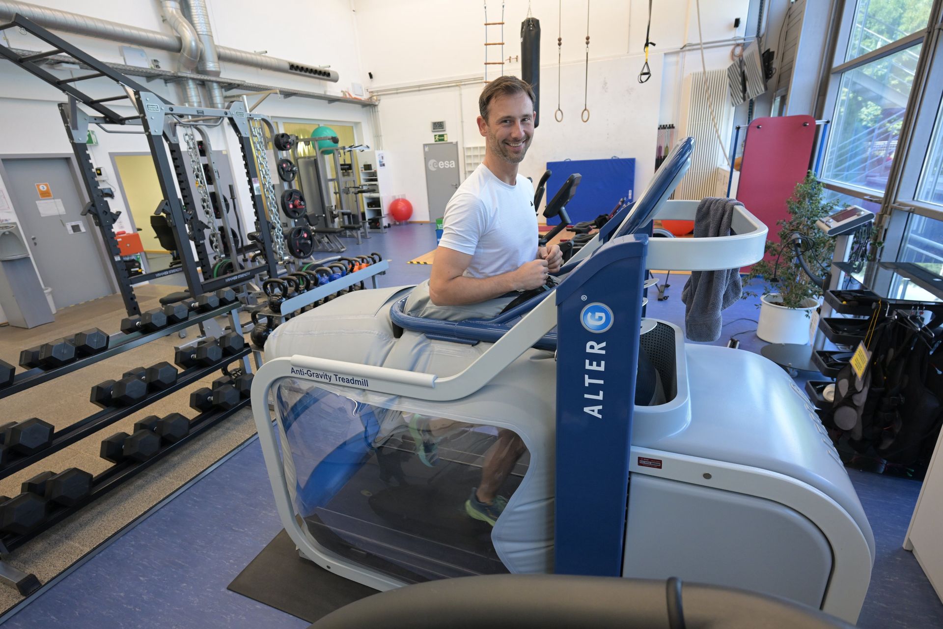Polski astronauta trenuje w Kolonii. Na "antygrawitacyjnej" bieżni