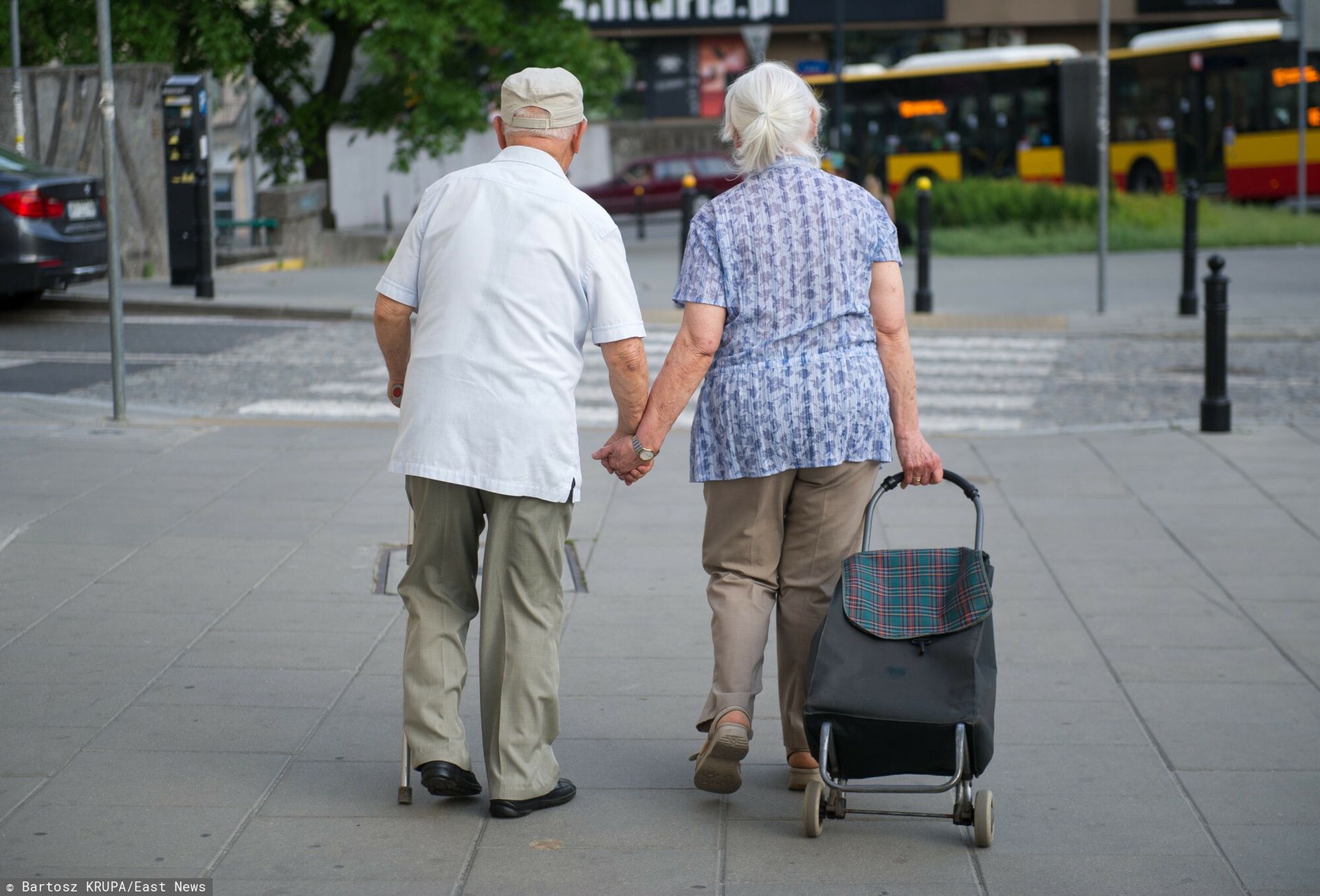 Najniższe emerytury wypłacane rzadziej? Ministerstwo planuje zmiany