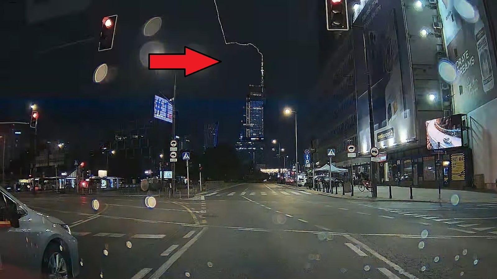 Piorun uderzył w Varso Tower. Internauta nagrał ten moment