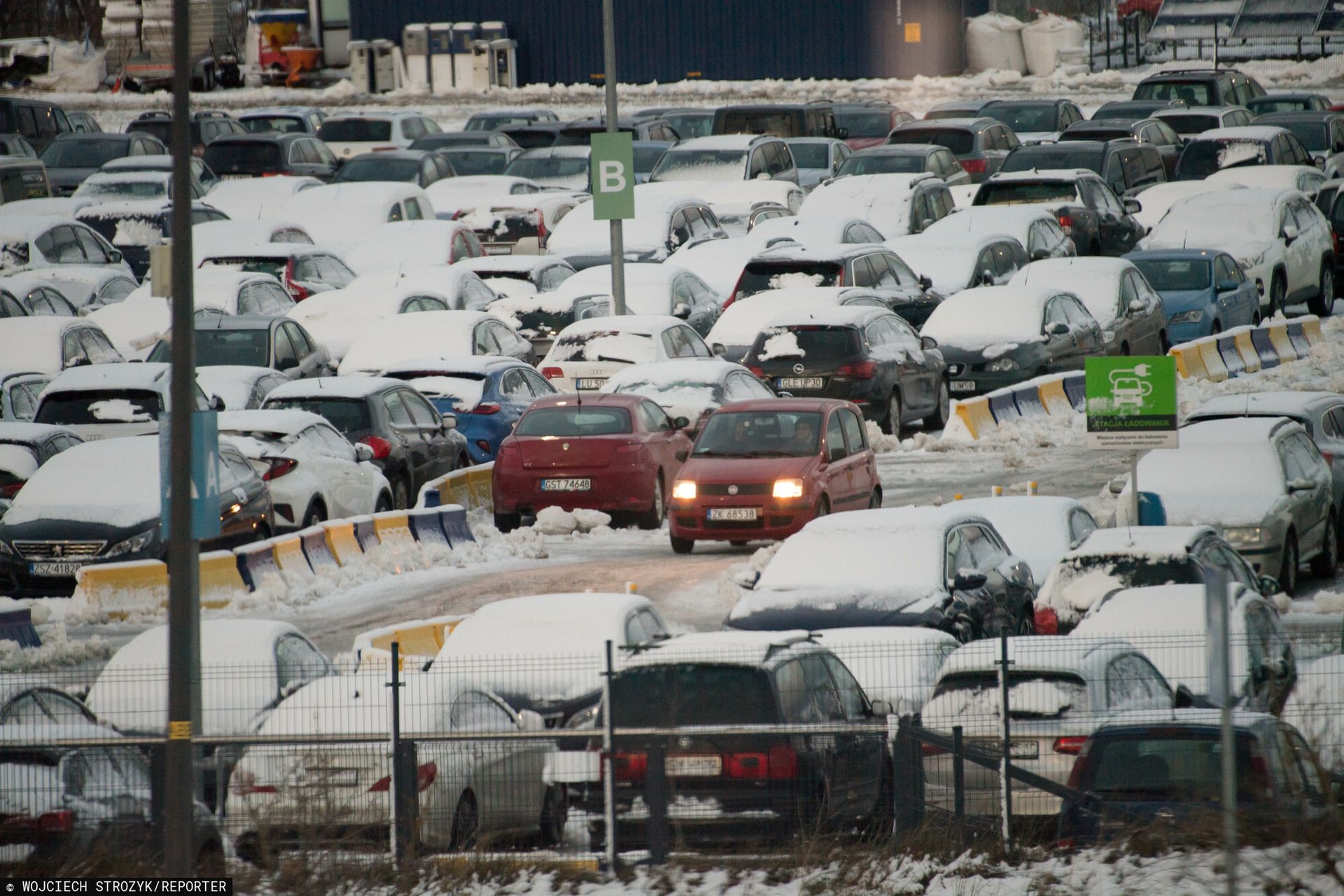 Utknęli na zaśnieżonym parkingu. "Nie było rażących zaniechań"