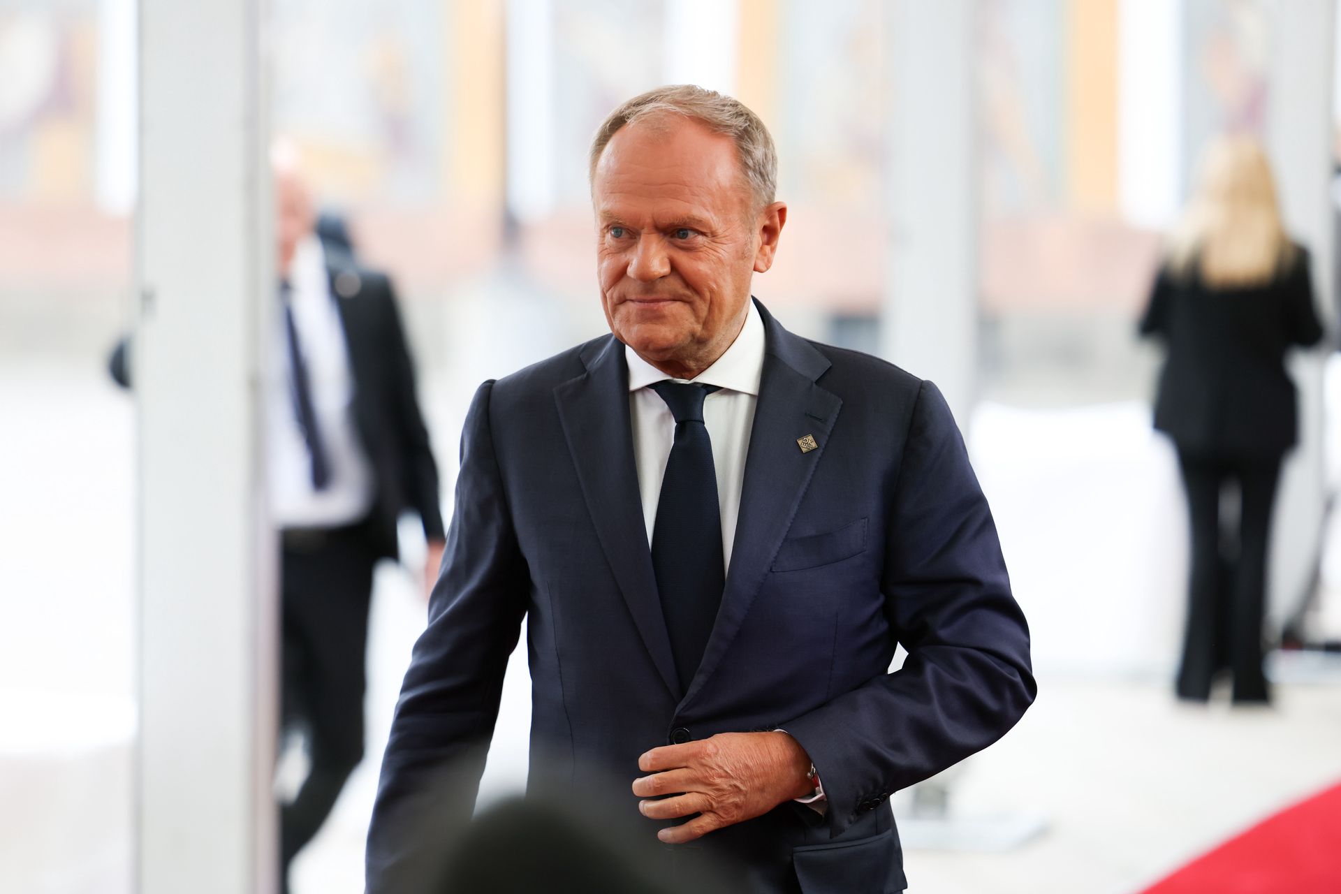 Lexus wrócił przed dom premiera. Auta pilnuje SOP