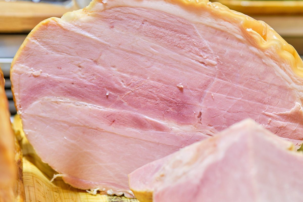 Domowa wędlina ze schabu nie ma sobie równych. Wychodzi soczysta dzięki prostej metodzie