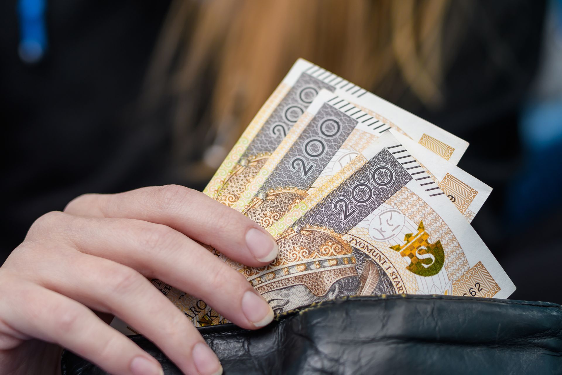 Te roczniki żyją od wypłaty do wypłaty. Wskazano dwa pokolenia
