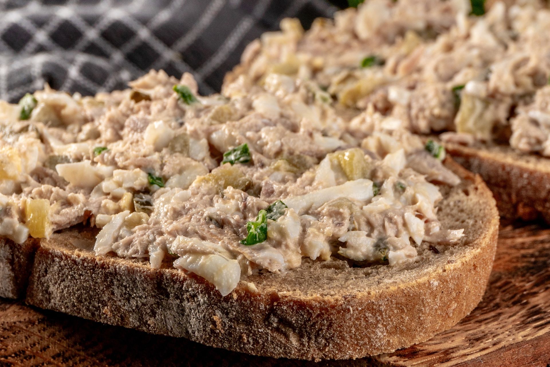 Solidna porcja białka i żelaza. Po takim śniadaniu nie będziesz podjadać, a mózg ruszy z kopyta