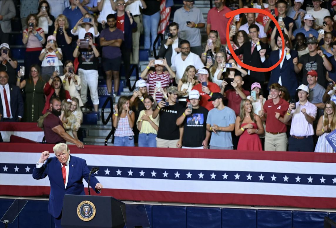 Widz na wiecu stał się viralem. Naśladował Trumpa z podziwu?