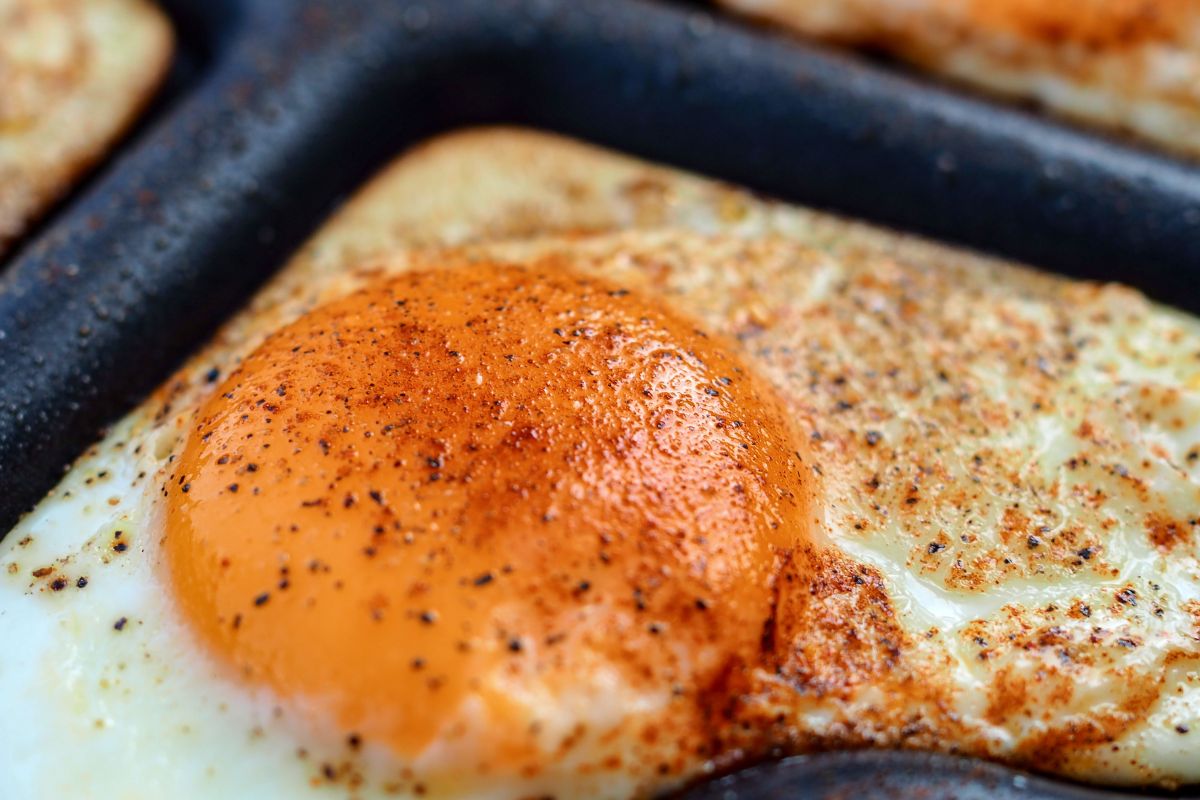 Śmiałam się, gdy zobaczyłam, jak sąsiadka przygotowuje jajka sadzone. Teraz robię tak samo