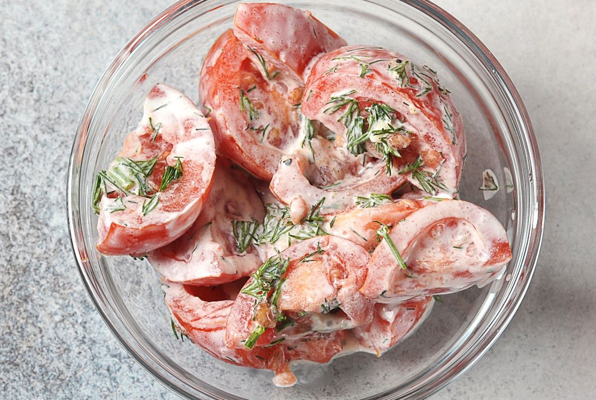 Taką sałatką zajadali się latem nasi dziadkowie. My ją zapomnieliśmy, a to kilka składników, maksimum smaku