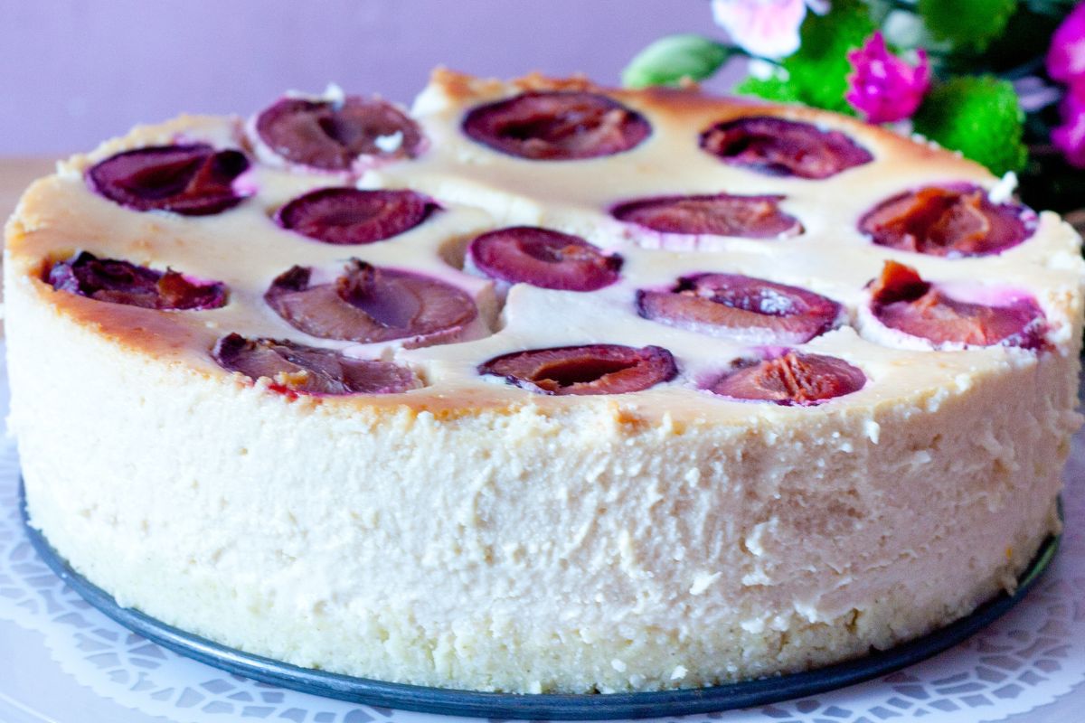 Weź ser z wiaderka, wymieszaj i dodaj owoce. Nie ma lepszego ciasta na jesień