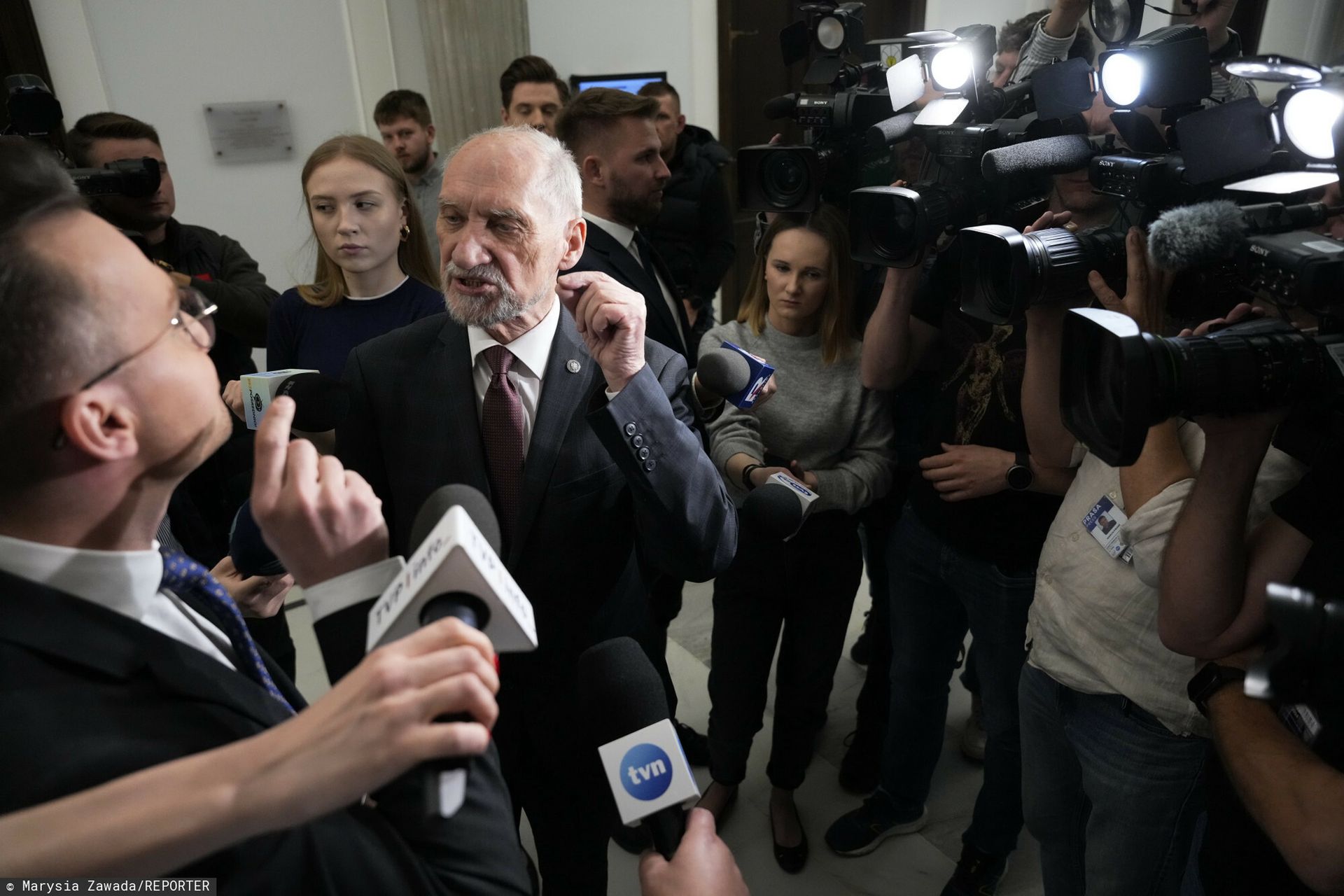 Kłótnia Paranoika z posłem. "Na śmietnik historii"