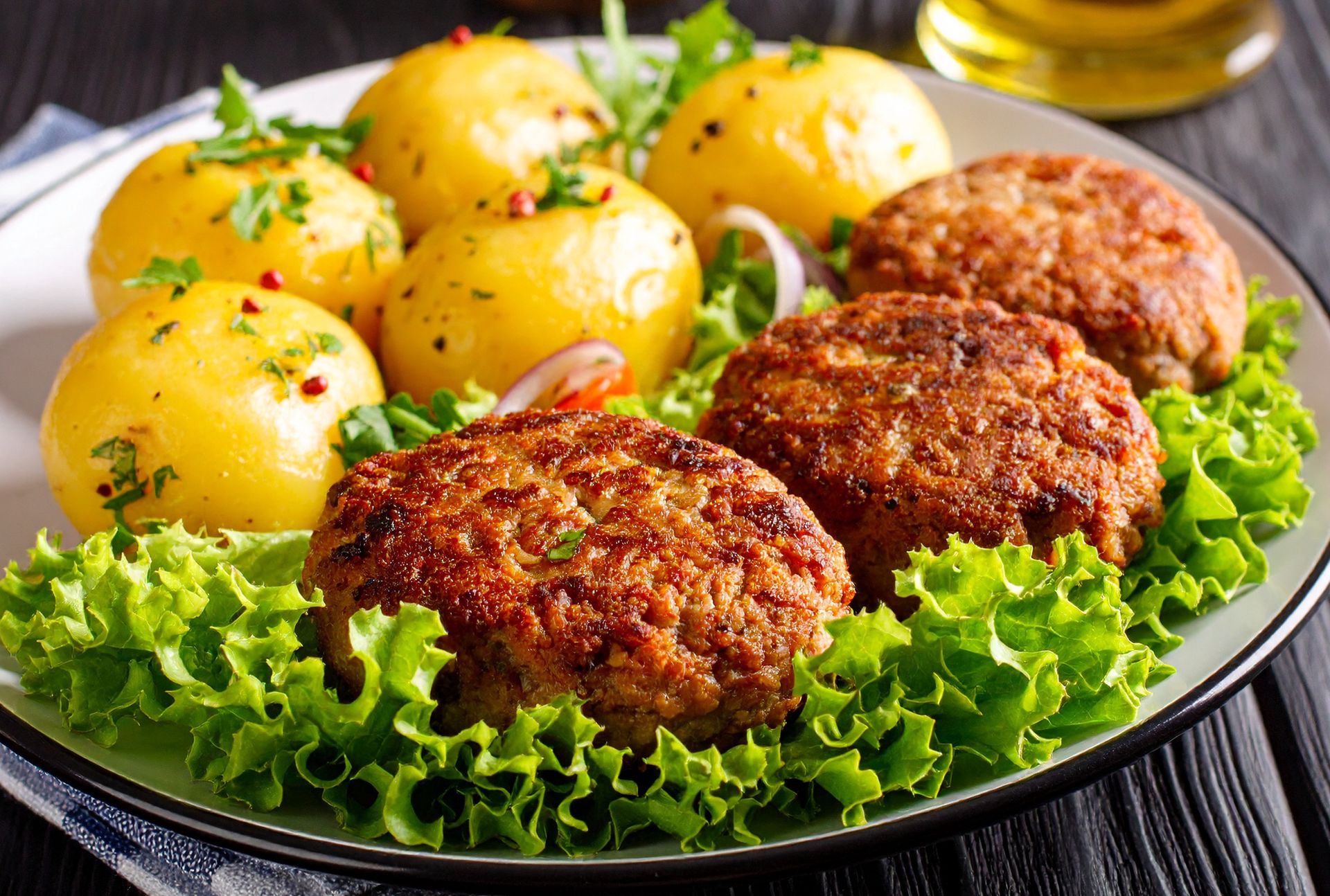 Wciskam w mięsną masę, smażę jak zwykłe kotlety mielone. Są kremowe i soczyste w środku