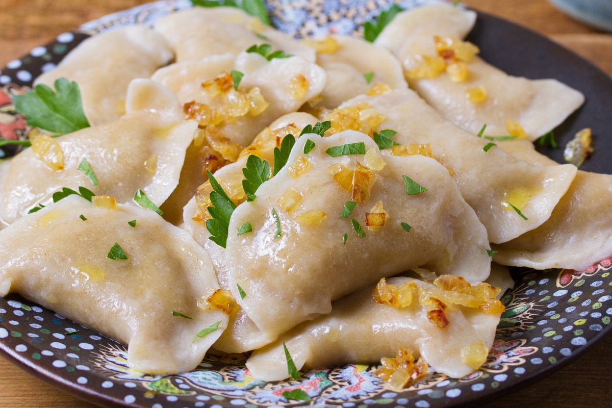 Nie ma lepszego ciasta na pierogi. Jest delikatne, miękkie, a mieści dużo farszu i nie rozpada się