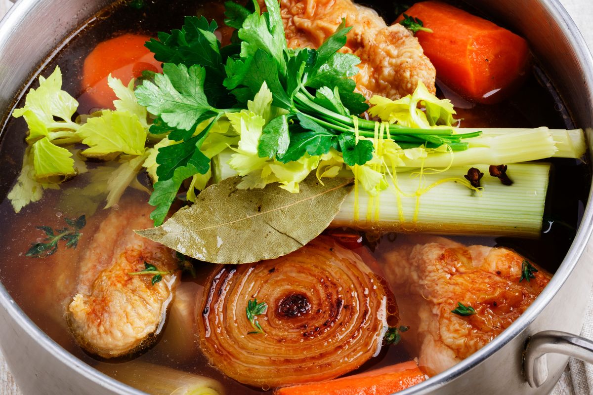 Babcia zawsze dodawała do rosołu. Teraz eksperci ostrzegają, iż to szkodzi