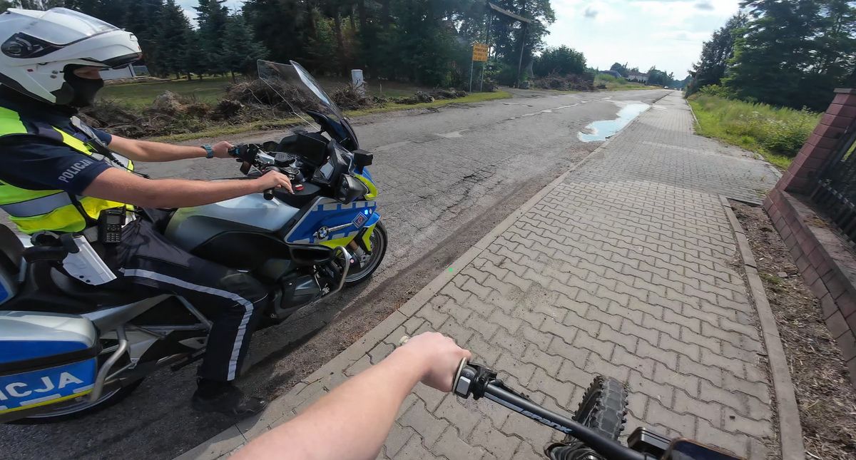 "Przepraaaaszam!" 16-latek skuty na chodniku po tym, jak uciekał elektrycznym jednośladem
