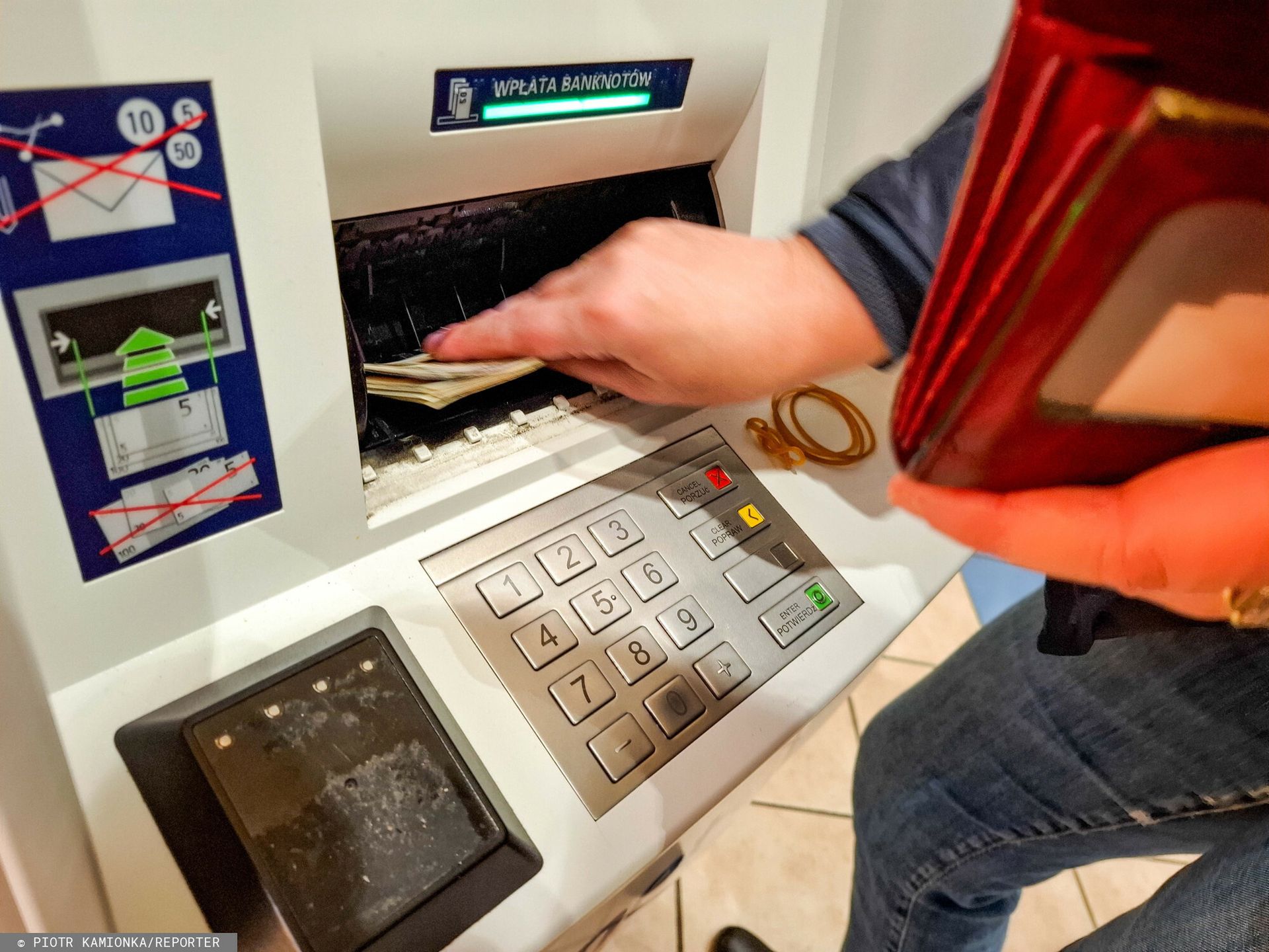 Nieautoryzowane wypłaty z kont bankowych. Ponad 100 zgłoszeń