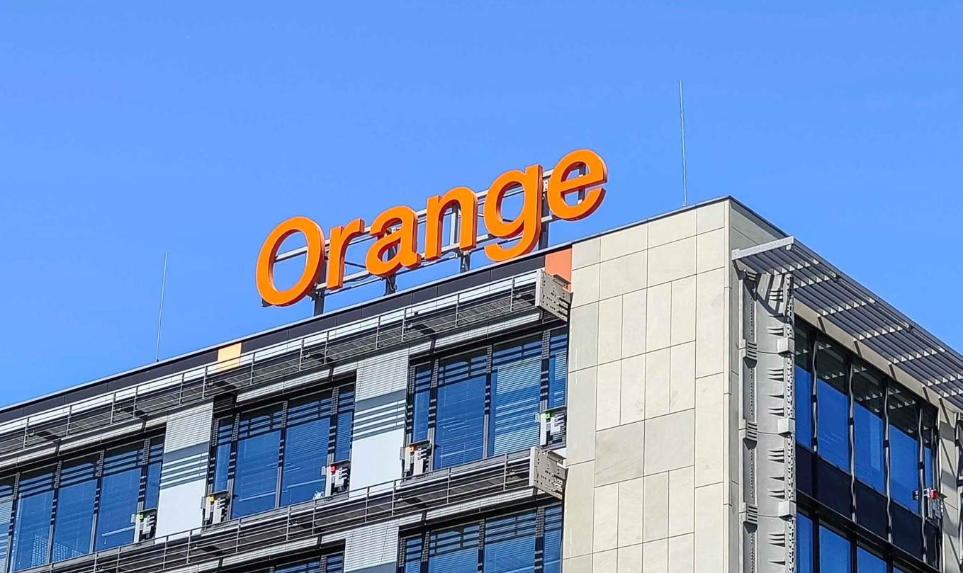 Orange Polska zyskuje klientów, płacą więcej. Prognozy w górę