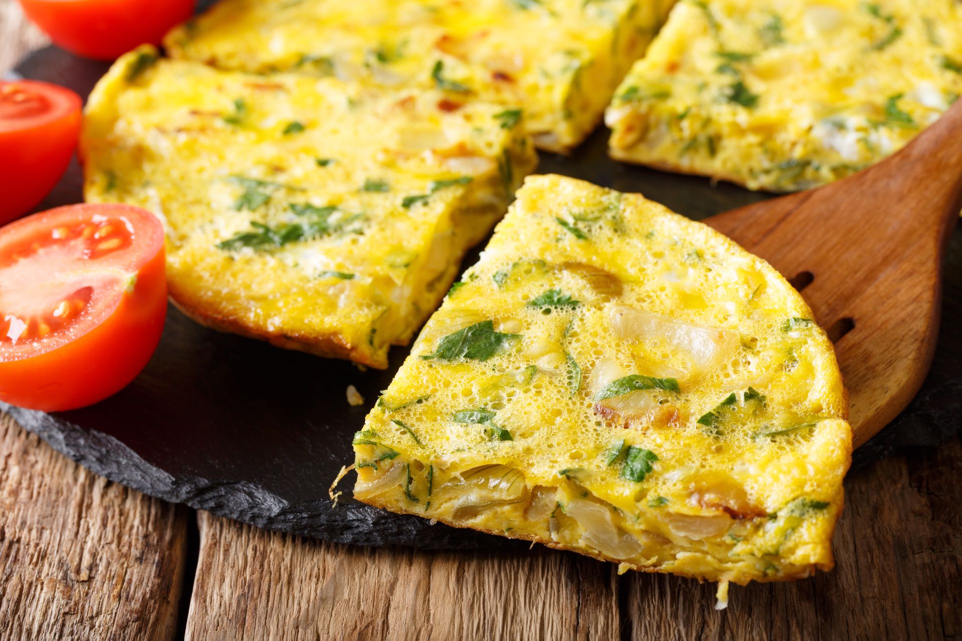 Nie szakszuka, a egipska egga. Ten ziołowy omlet bije klasyk na głowę
