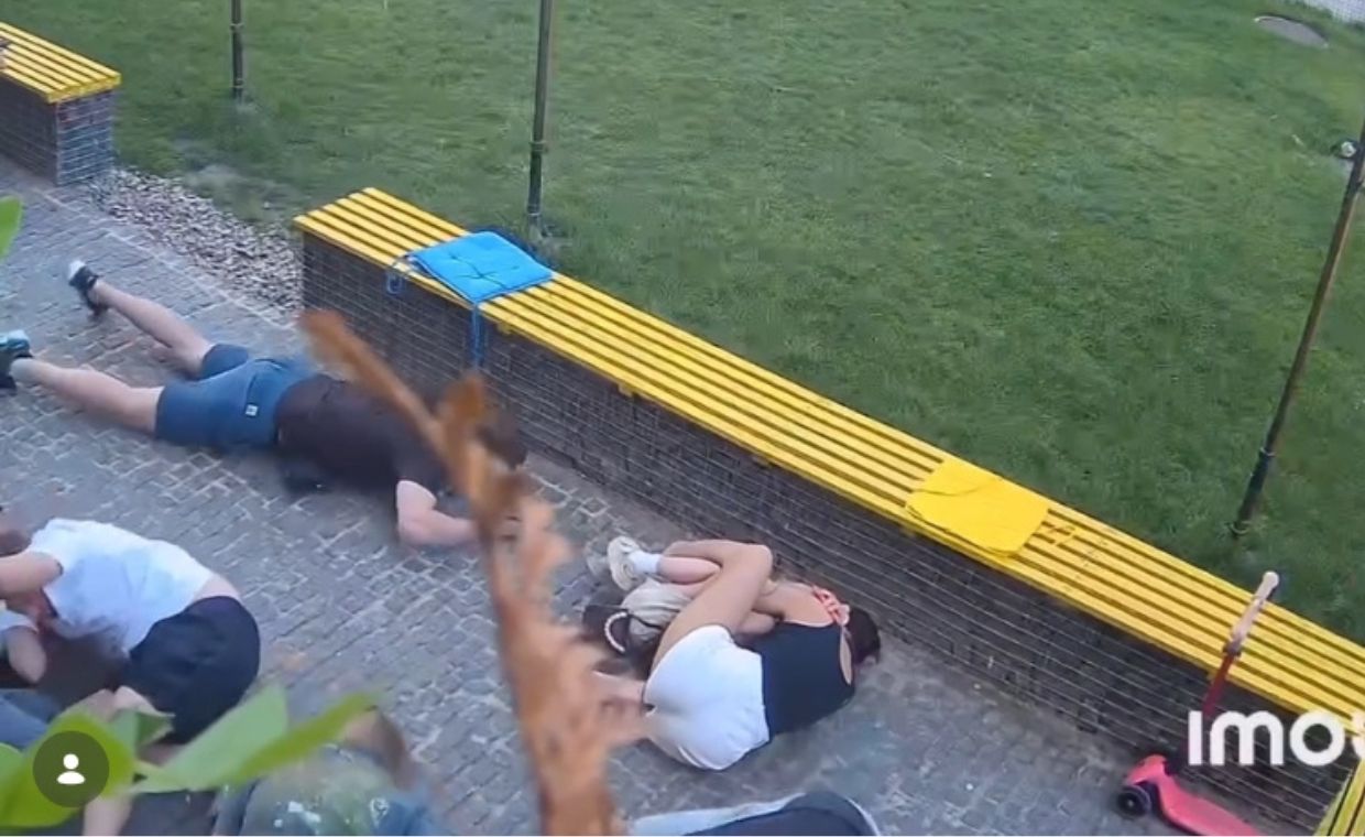 Pili kawę, gdy spadły bomby. Wstrząsające nagranie z kawiarni w Sumach