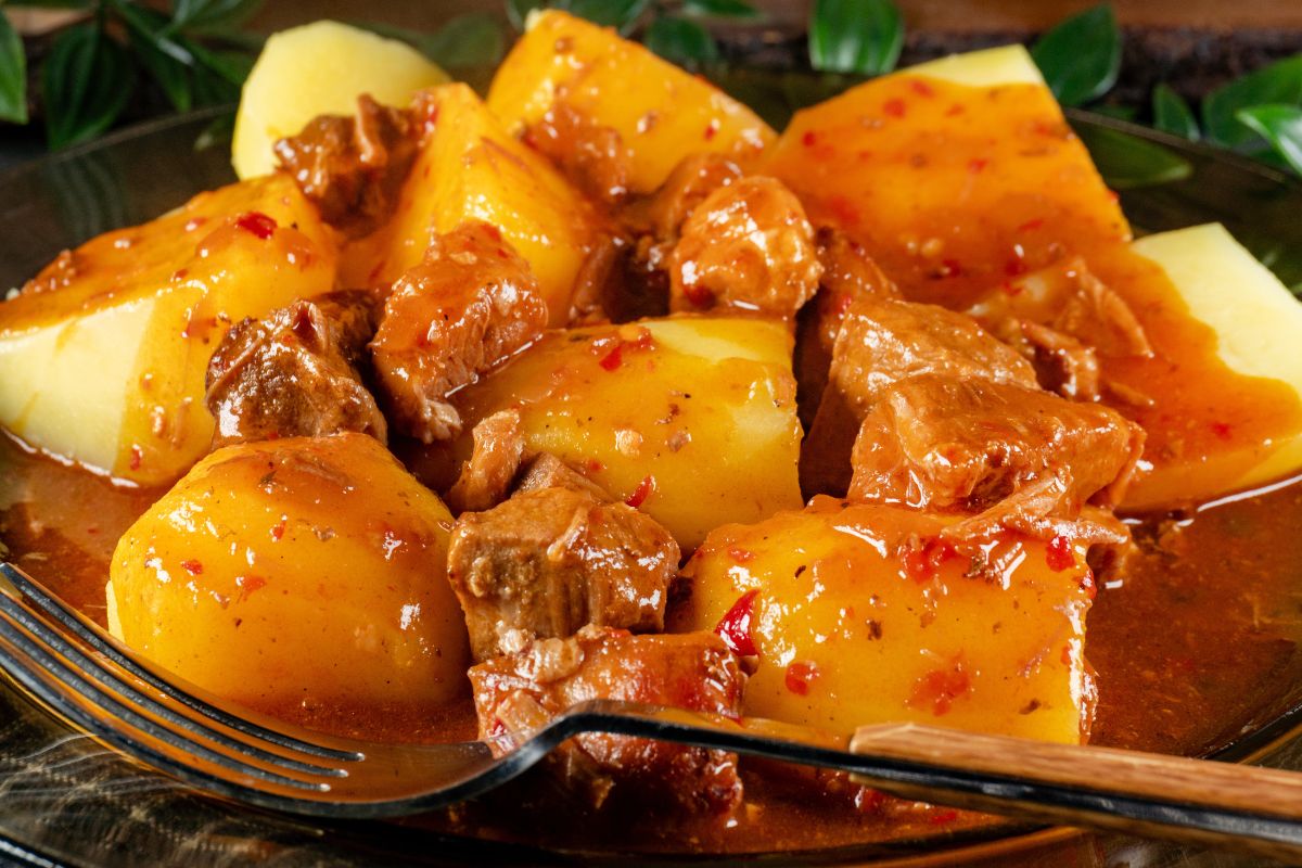 Kruche mięso w sosie do ziemniaków. Taki łatwy gulasz to pewniak na rodzinny obiad