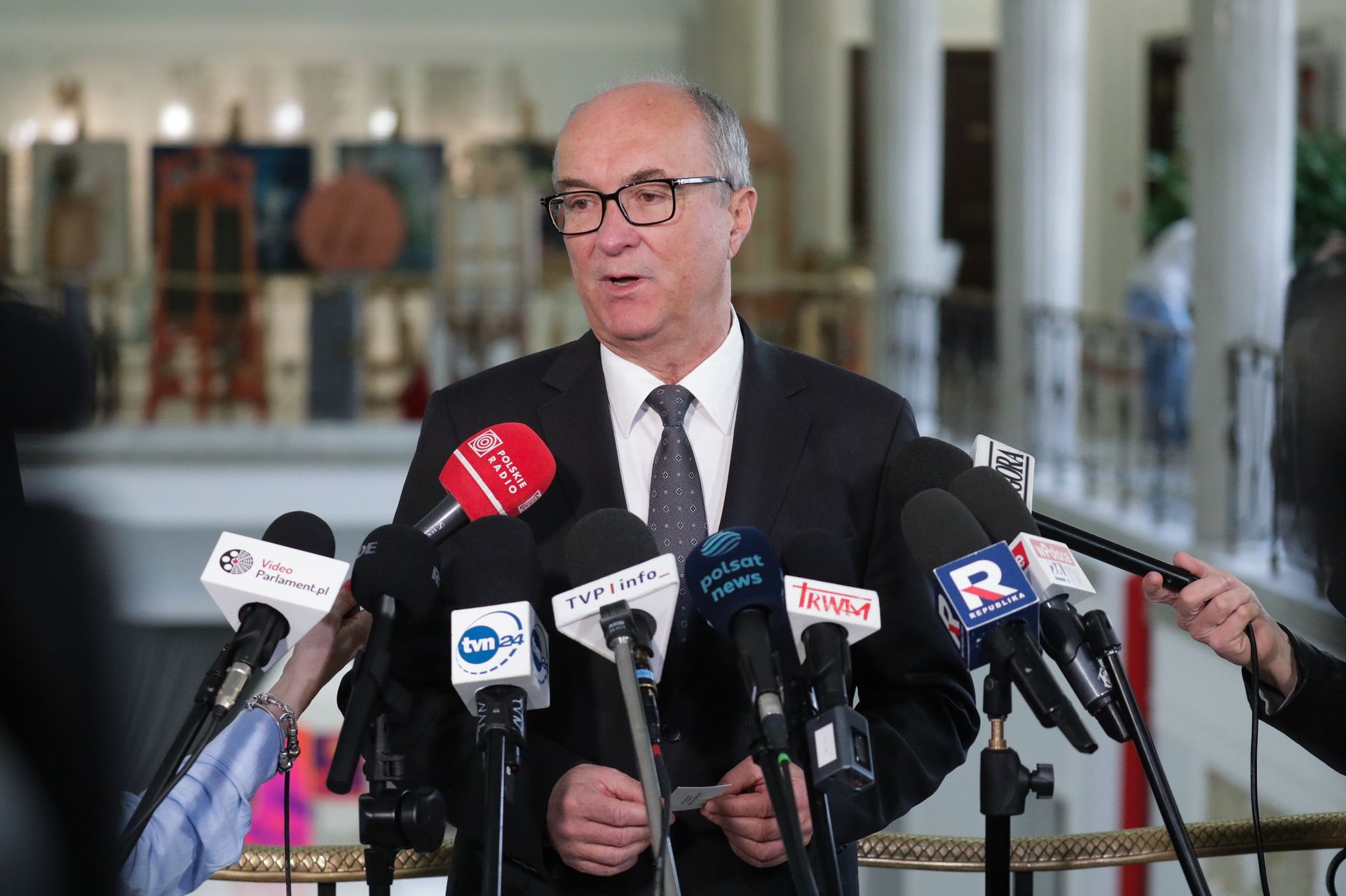 Czarzasty boi się latać. Pokona ponad 1000 kilometrów samochodem