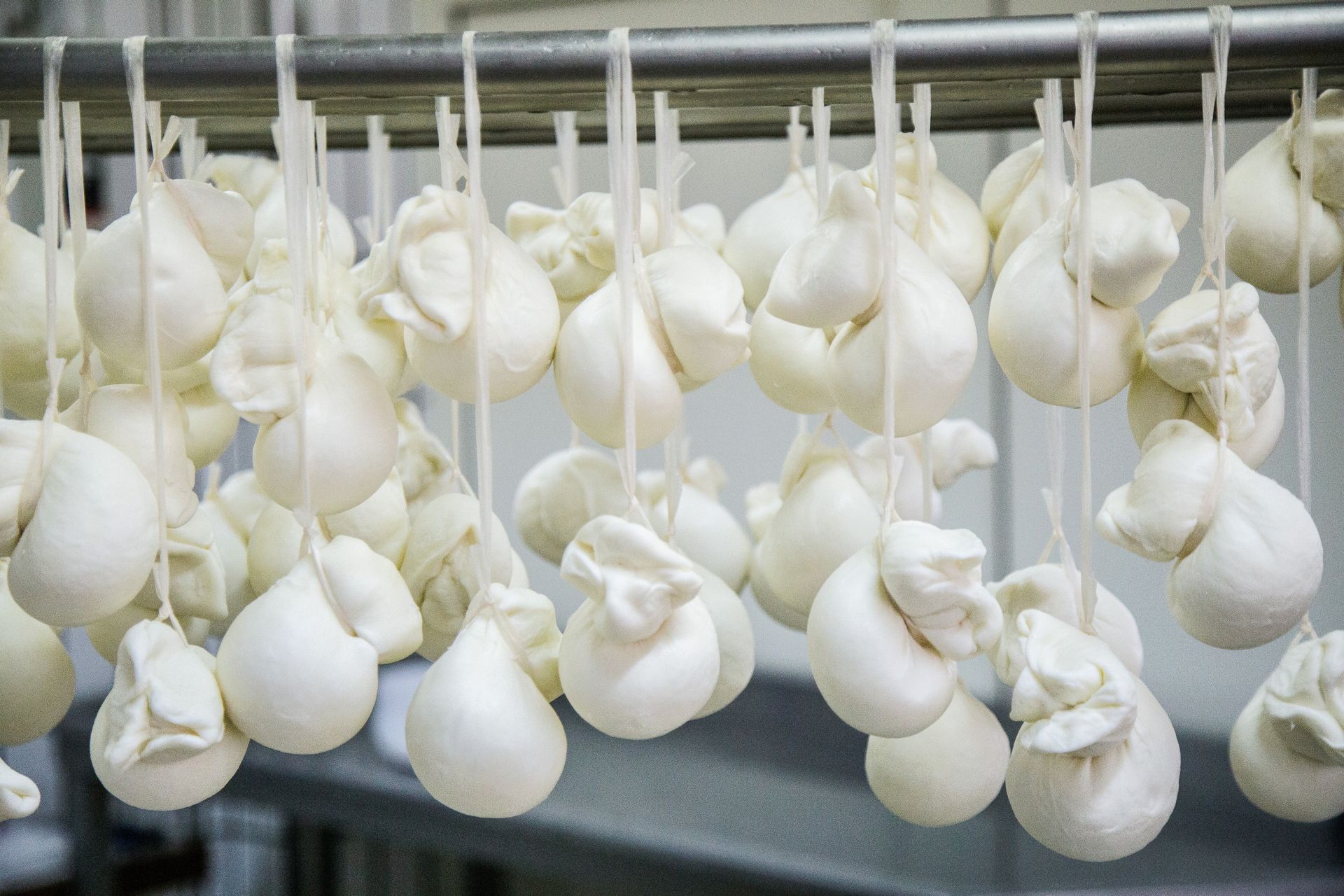 Zapomnij o mozzarelli z zalewy. Ten ser topi się idealnie i nie puszcza ani kropli wody