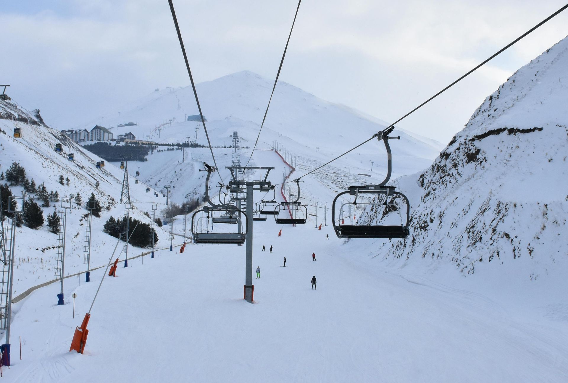 Polskie kurorty bez tłumów w ferie. Turyści wybierają Czechy