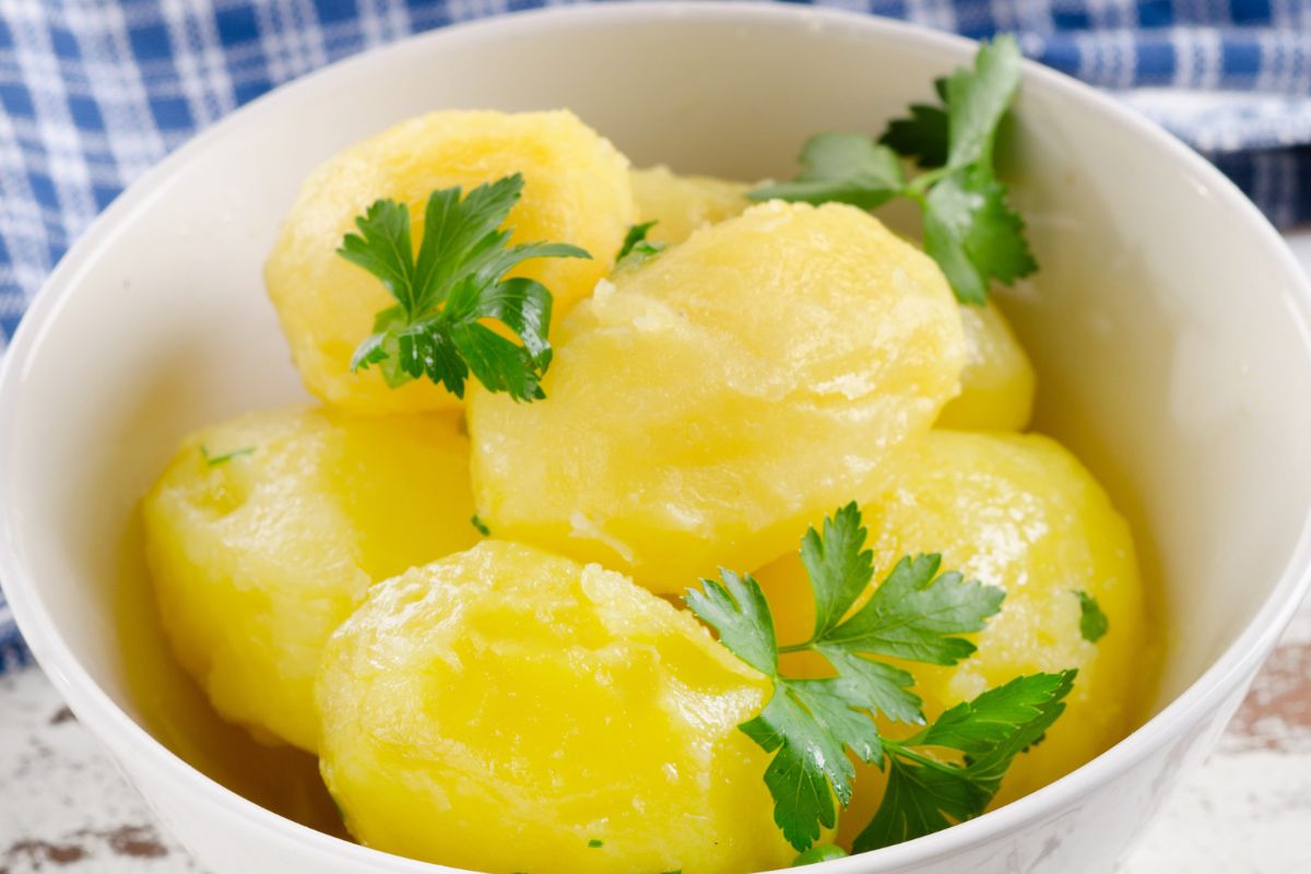 Dodaję do gotujących się ziemniaków. Wystarczy łyżka, aby były gotowe szybciej i stały się bardziej kremowe