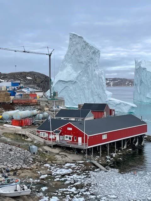 Niecodzienne ostrzeżenie. Góra lodowa dryfuje w stronę przetwórni ryb