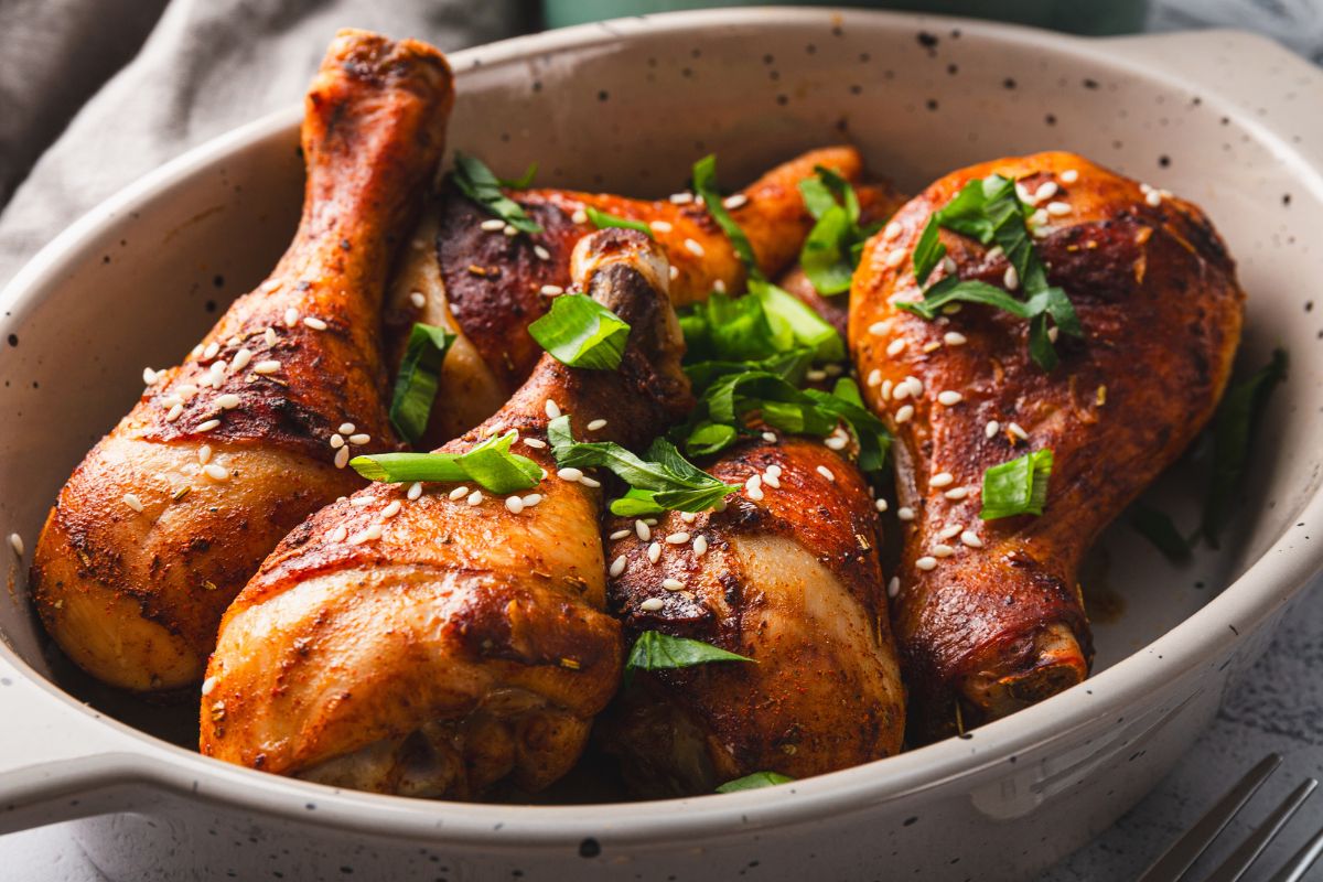 Marynuję w nim pałki z kurczaka i piekę. Są soczyste, mięso samo odchodzi od kości, a skórka obłędnie chrupie