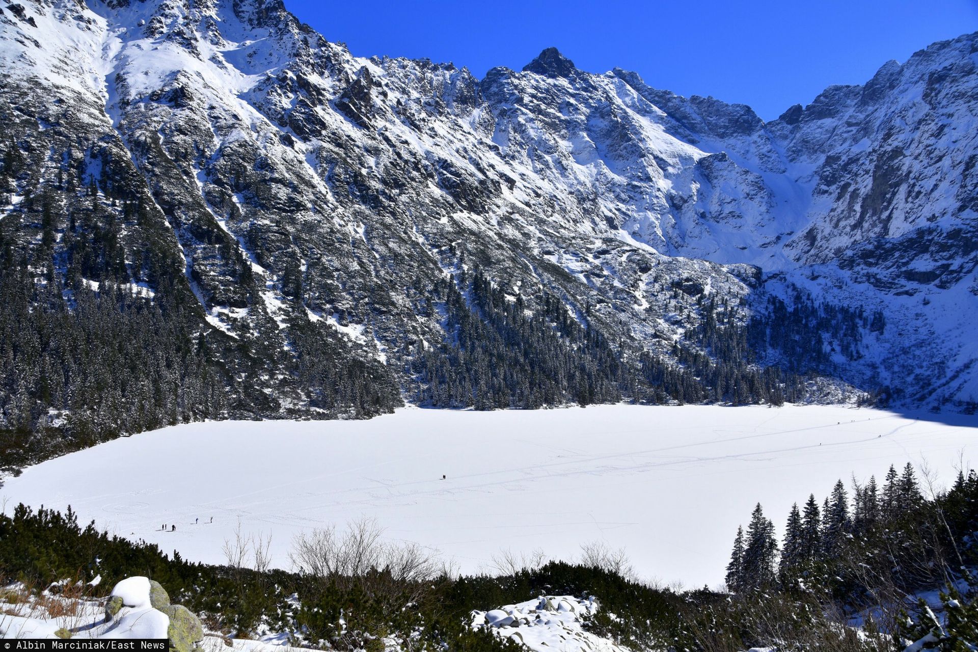 Incydent nad Morskim Okiem. Pracownicy zareagowali, gdy zobaczyli, co robi turystka