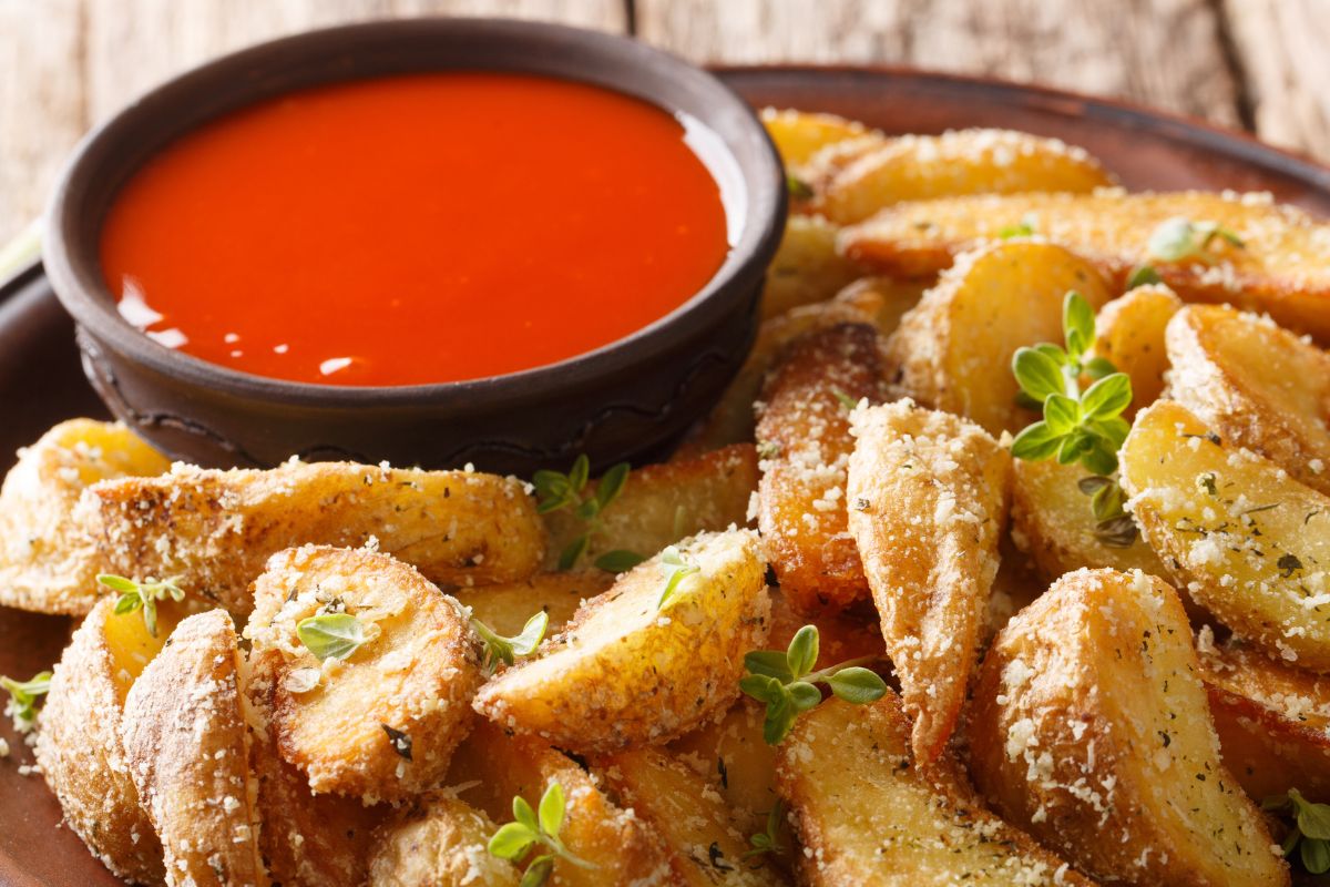 Obsypuję ziemniaki i piekę na chrupko. Pachną tak, iż aż sąsiedzi przybiegają po przepis