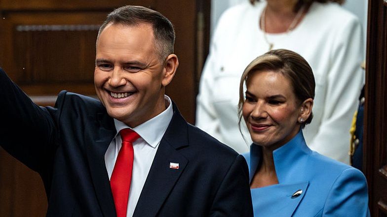 Odsłonięto OFICJALNE PORTRETY pary prezydenckiej. Karol i Marta Nawroccy zapozowali na tle polskich flag