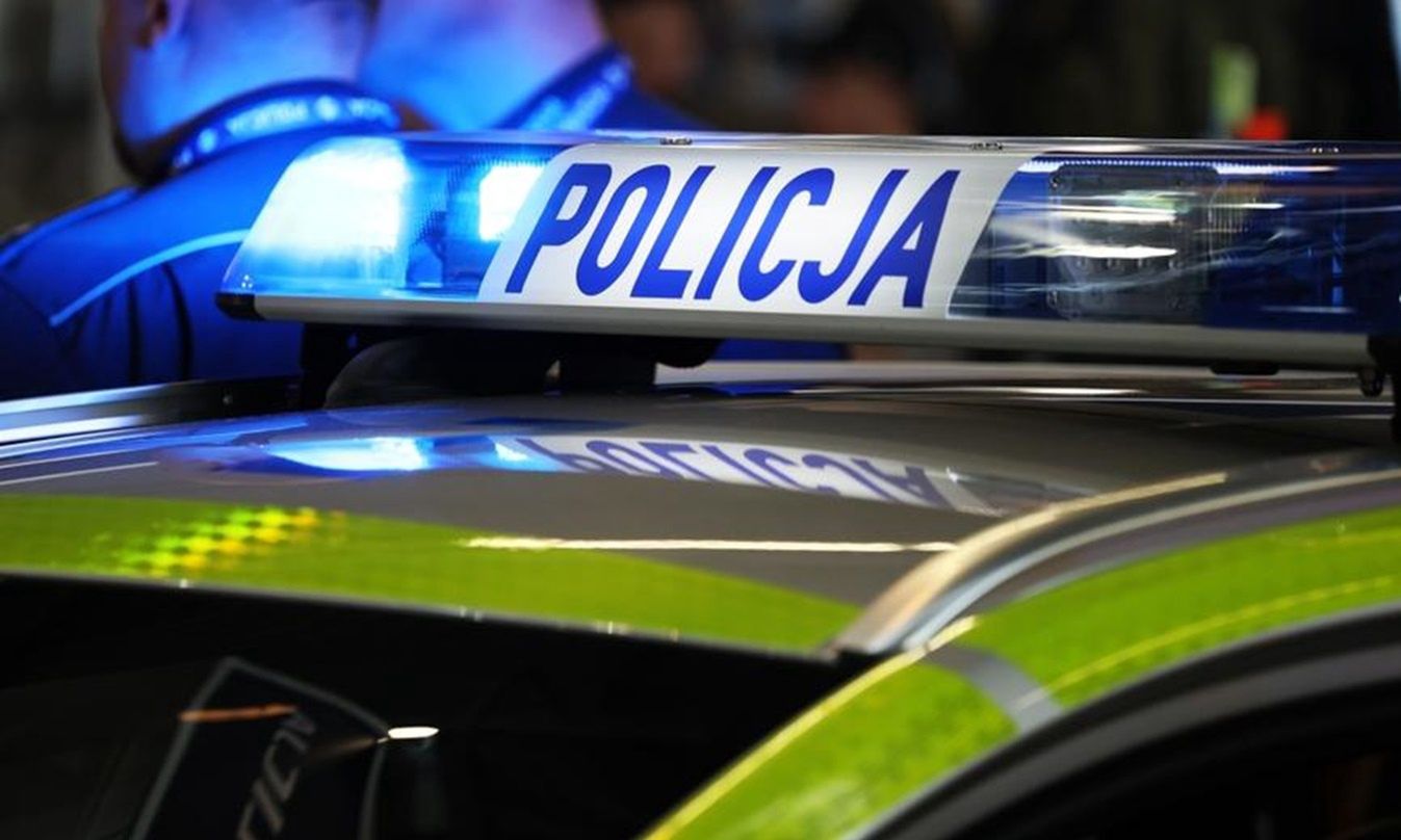 Wzbił się w powietrze. Samochód przeleciał nad rondem